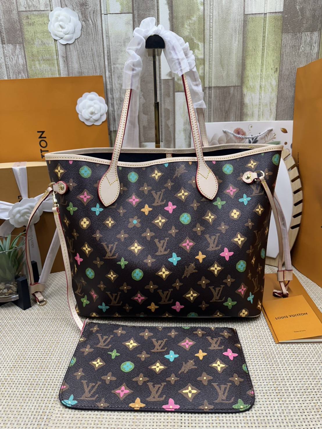 LV Neverfull MM Tote Monogram Canvas With Cat / Puppies กระเป๋าทรงโท้ท รุ่นลิมิเต็ด พิมพ์ลายน้องหมา น้องแมว ลวดลายท่องเที่ยว ลายสีสัน เป็นการรังสรรค์สุดท้าทายครั้งใหม่ของกระเป๋ารุ่นไอคอนิกจากหลุยส์ ผสานความหลากหลายในการใช้งานยุคใหม่กับพลังสีสันอันสดใสได้อ