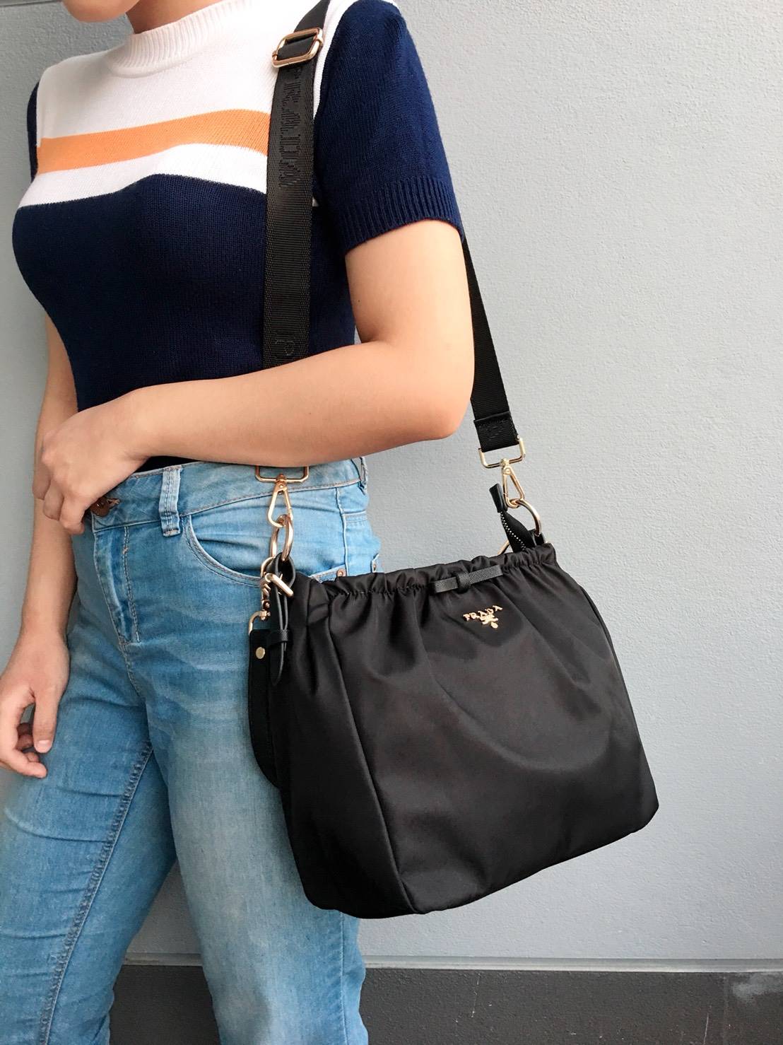 อีกหนึ่งรุ่นขายดีคะ! งานพรีเมี่ยมกิ้ฟ Prada nylon รุ่น Limited edition มาละค้า กระเป๋าทรงสวย จับจีบปากกระเป๋า ดีมาก วัสดุผ้าNyonกันน้ำ ตามแบบฉบับแบรนด์ เปิด/ปิดด้วยซิป ภายในเย็บติดป้ายหนังแบรนด์ มีช่องซิปเล็ก1 สามารถใส่ของจุกกจิกได้ สามารถใส่IPad mimiได้ 