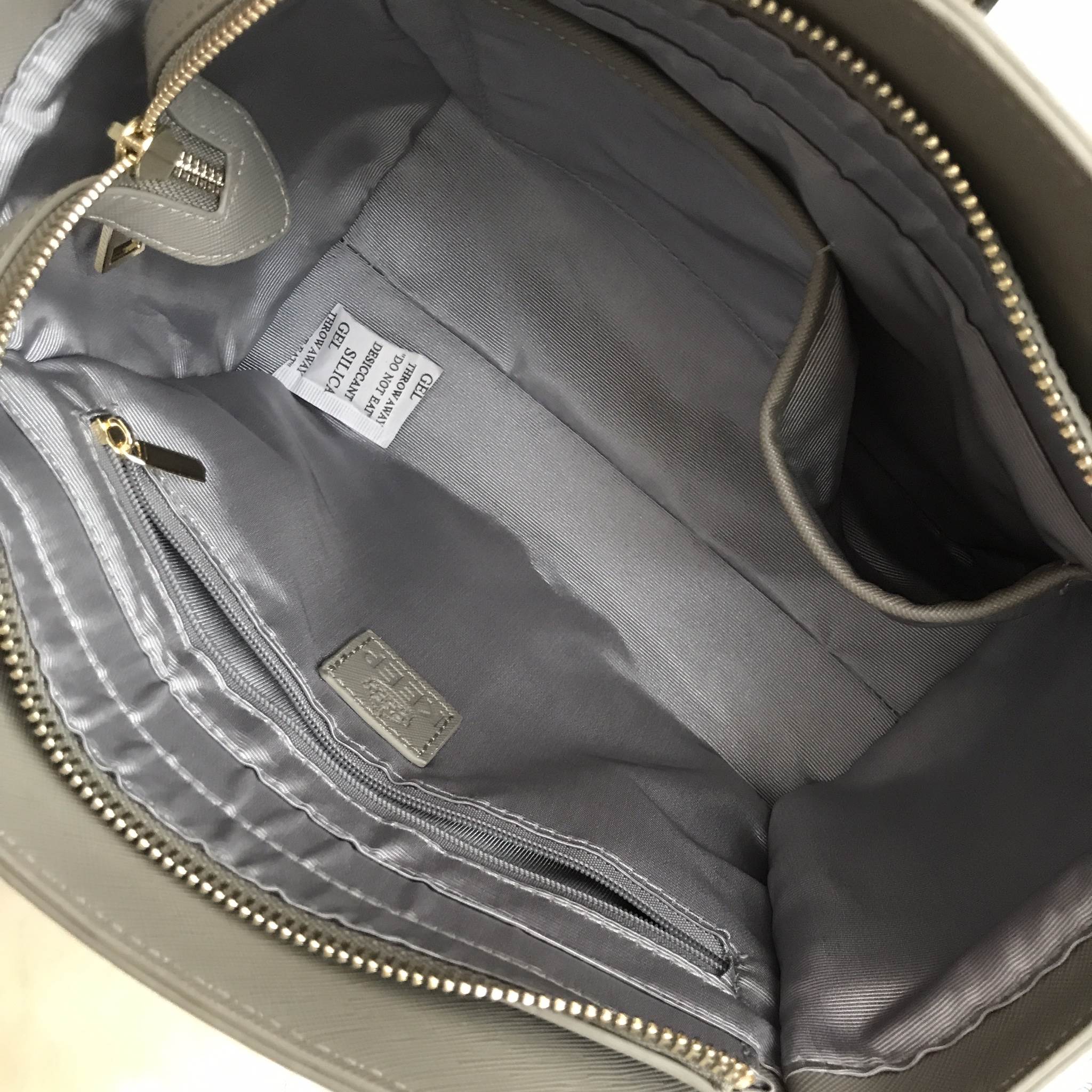 รุ่นขายดีตลอดกาล กระเป๋าหนัง saffiano สวยมากๆค่า รุ่น KEEP Infinite office bag สวย น่ารัก ขนาดตอบทุกโจทย์การใช้งาน เห็นแล้ว **หลงรักเลยคะ 🌲ตัวกระเป๋าขนาดกำลังดีหนังsaffiano ลายสวยที่สำคัญ ดูแลรักษาง่าย ประดับด้วยผ้าพันหูกระเป๋ารุ่นพิเศษ ทำให้กระเป