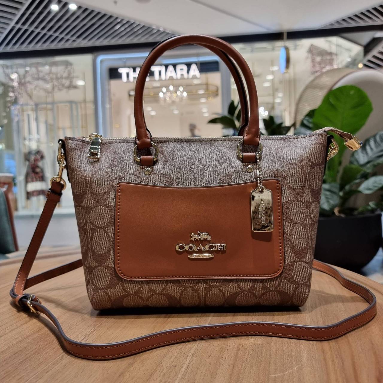 COACH F38089 MINI EMMA SATCHEL IN SIGNATURE CANVAS รุ่นหายาก รุ่นที่สาวๆตามหา จัดมาให้สมกับที่รอคอยกันไปเลยจ้า!! เป็นรุ่นที่ดีไซน์ออกมาให้ใช้งานง่าย สะดวก สวย หรู ดูดี!! กระเป๋าสะพายทรงสวย วัสดุหนังแคนวาสเคลือบลาย มาพร้อมสายสะพายข้างและหูจับในตัว ถอดออกถื