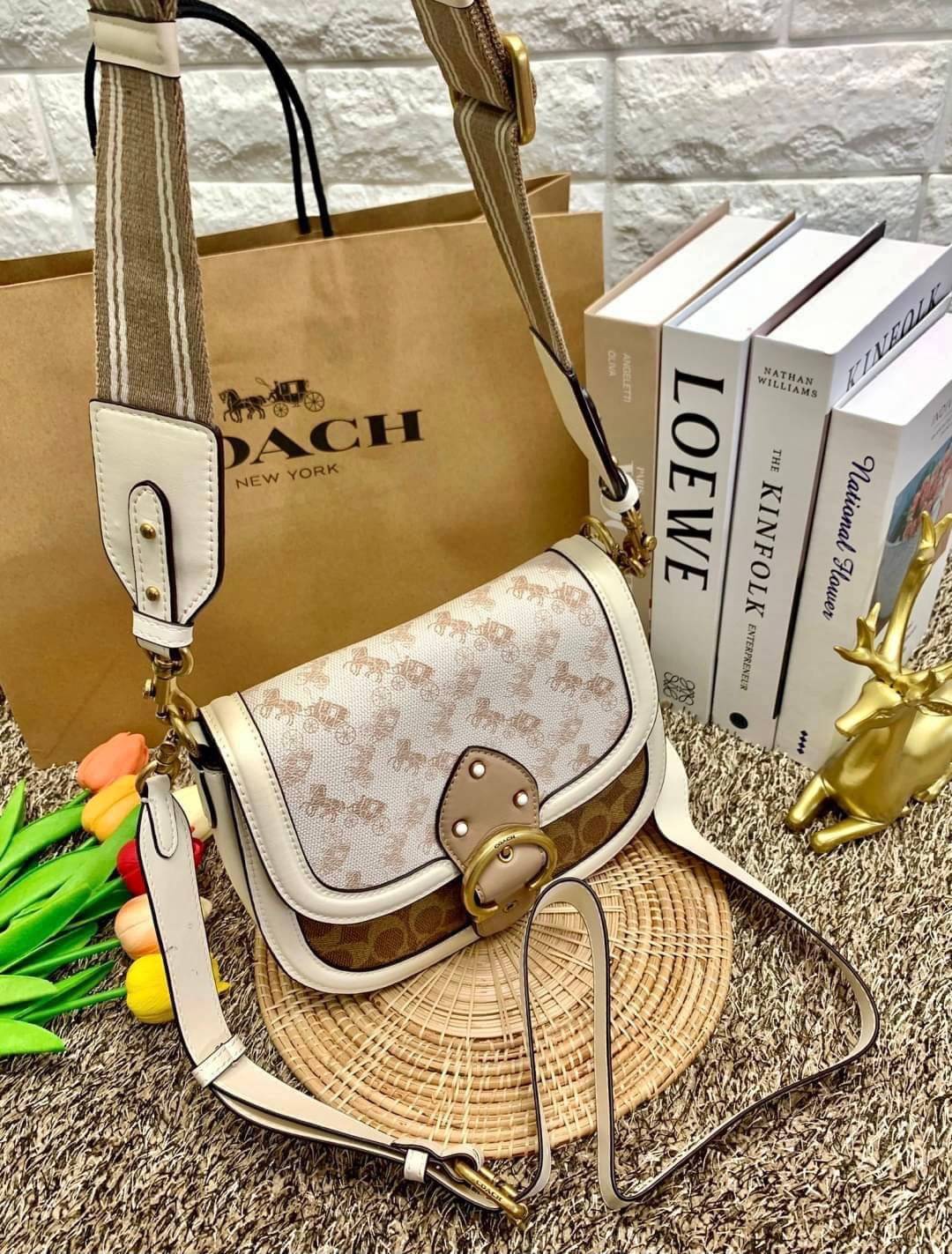 สวย หรู แถมสุดคุ้มกันเลยจร้าา💋 COACH BEAT SADDLE BAG ((C3837//C0749)) พร้อมส่งที่ไทยอีกครั้ง ห้ามพลาดค่าา!! กระเป๋าสะพายครอสบอดี้ร์ วัสดุหนังแท้ชั้นดีที่สุด! หนังสวย บวกกับอะไหล่แบรนด์ที่ดูเด่นคลาสสิคตรงด้านหน้าค่ะ เปิดปิดกระเป๋าแบบกดล็อค ภายในสาม