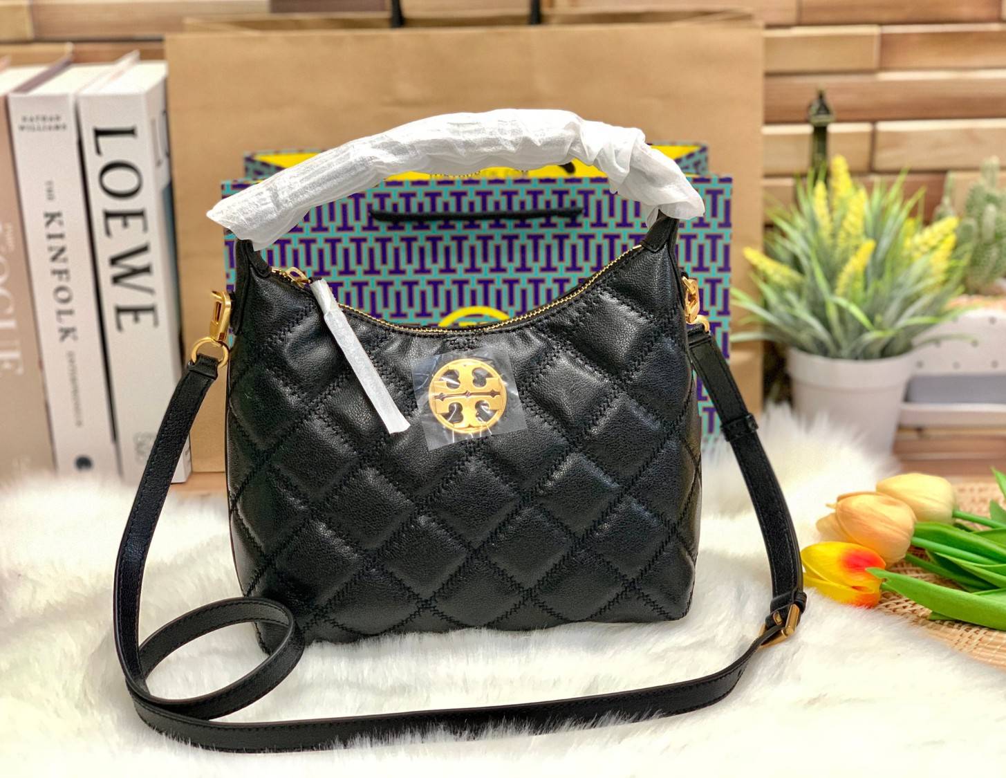 TORY BURCH WILLA MINI HOBO พร้อมส่งที่ไทย น้องน่ารัก กระทัดรัด น่าใช้มากๆเลยค่าา! กระเป๋หิ้วหรือสะพายข้างได้ ทรสวย หนังแท้อย่างดี หนังนิ่มลายนวม สวยมากๆค่ะ เปิดปิดกระเป๋าแบบซิป ภายในโล่งสามารถใส่กระเป๋าเงินใบยาวได้;ของจำเป็นอื่นๆได้พอประมานเลยนะคะ พร้อมช่