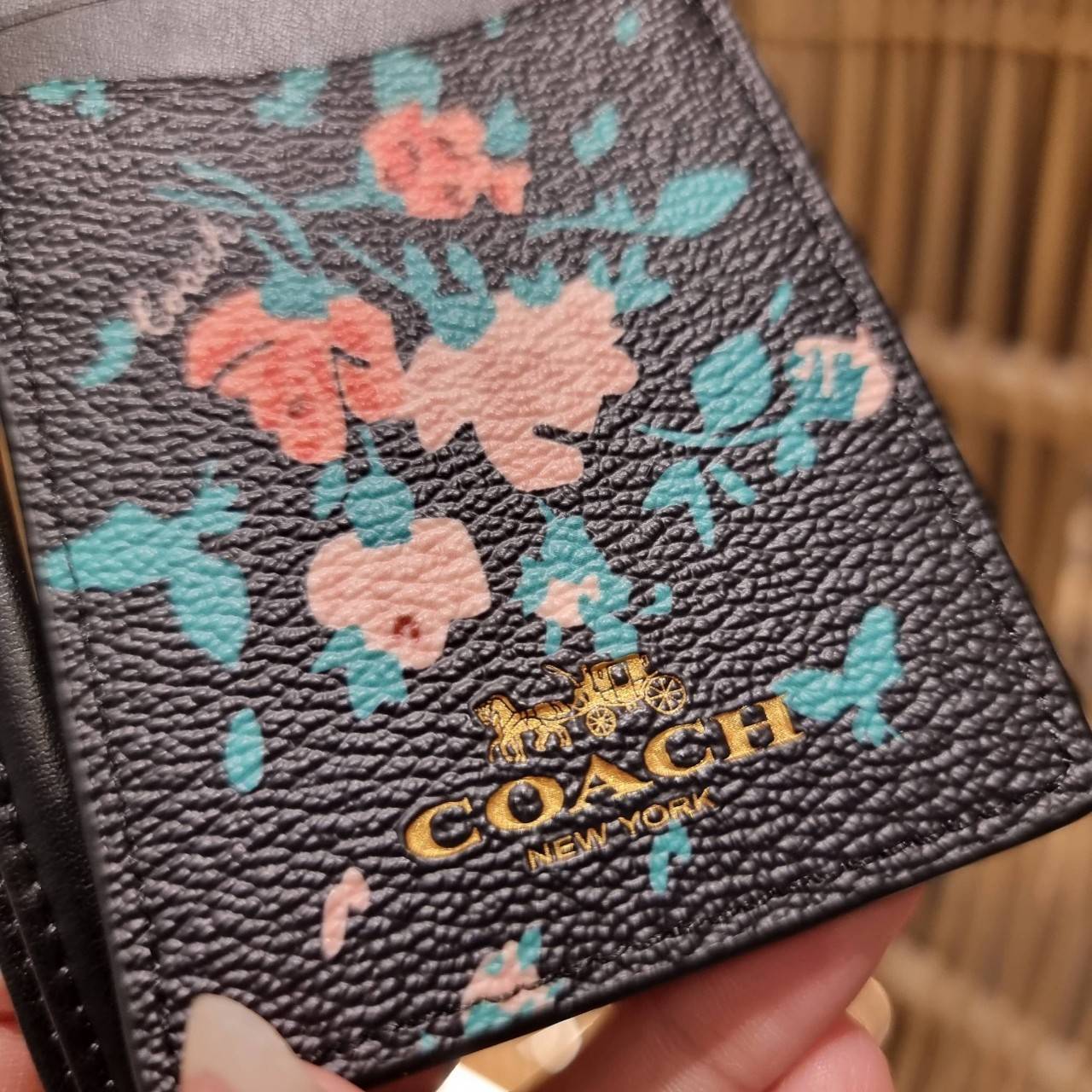 COACH C3305 ID LANYARD IN COLORBLOCK SIGNATURE CANVAS ง่ายๆแบบไม่ธรรมดา!! คลาสสิคแต่มีดีเทลโดดเด่น!! กระเป๋าถนอมบัตร พร้อมสายคล้องคอ ดีไซน์ลวดลายสวย ดูดีทุกแบบ ใช้งานง่าย พกพาสะดวก จะใส่บัตรพนักงาน บัตรเครดิต บัตรปชช. ใบขับขี่ และบัตรอื่นๆที่อยากจะใส่!! ต