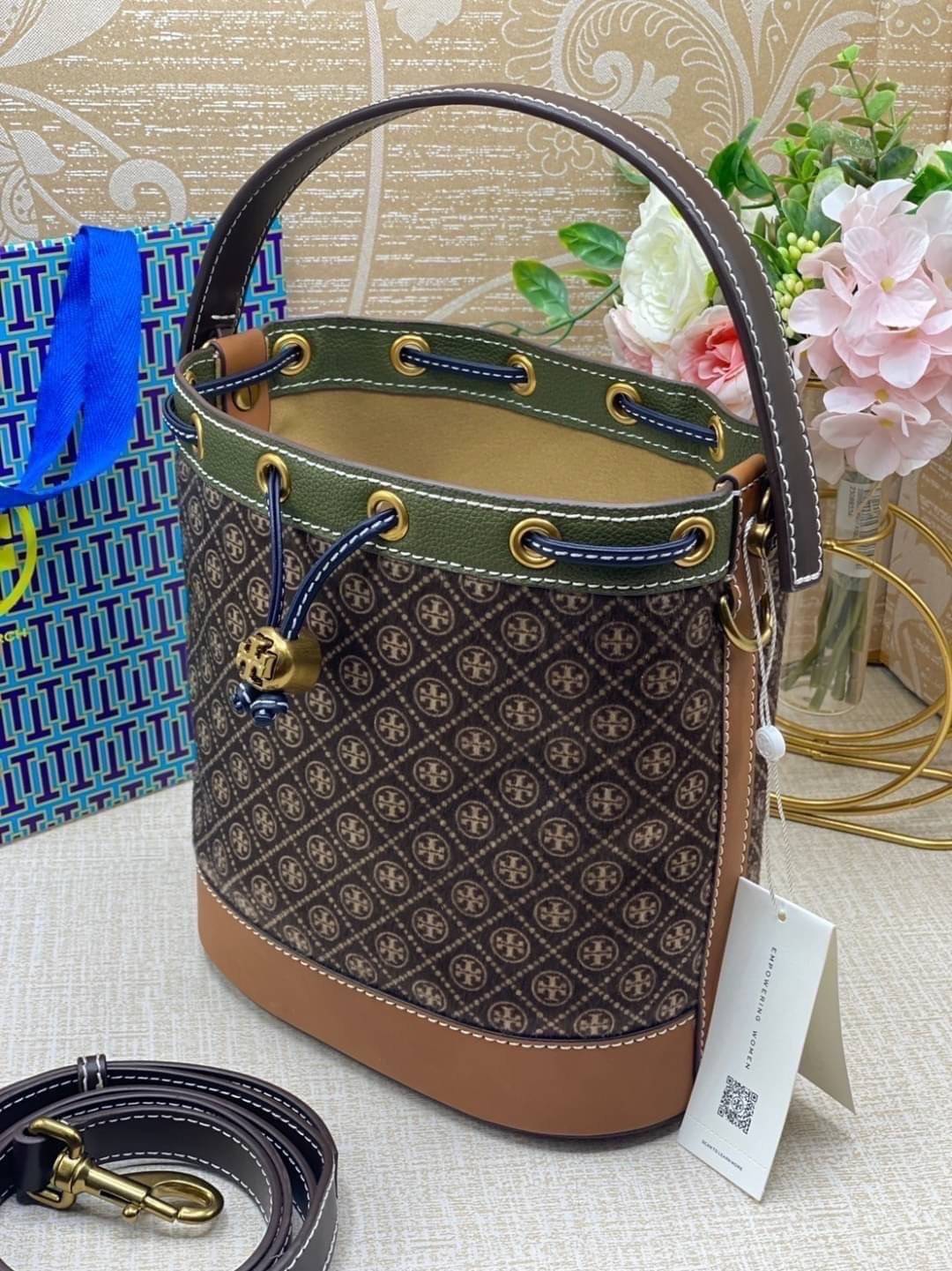 TORY BURCH T Monogram Calf Hair Bucket Bag MEDIUM ไอเท็มใหม่ที่ใครๆก็รอ กระเป๋าบัคเก็ตทรงสวย ที่ยังคงให้ความโดดเด่นด้วยลวดลายเอกลักษณ์ เพิ่มเติมดีไซน์บล็อคสี ตัดกันได้อย่างลงตัว