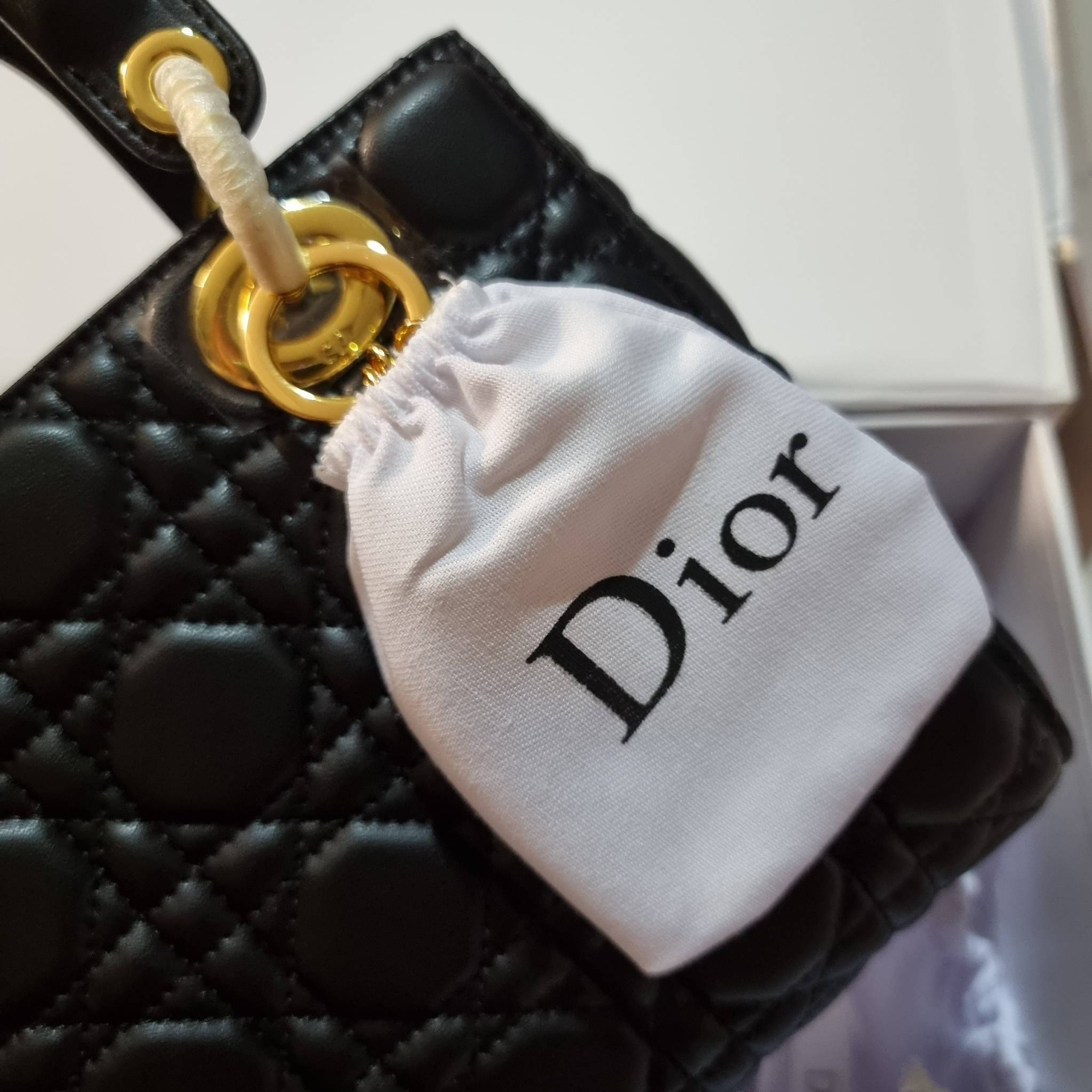 DIOR CD LADY BAG กระเป๋าสะพายข้างพรีเมี่ยมกิ๊ฟสุดฮอต ดีไซน์เรียบง่าย แต่แฝงไปด้วยความหรูหรา ทรงกล่องคลาสสิค โดดเด่นด้วยพวงกุญแจอะไหล่สีทอง วัสดุหนังแท้ มีหูจับในตัวและสายครอสบอดี้สุดเลิศ ที่มาพร้อมอะไหล่ฟอนท์สีทองเรียงร้อยในสายหนัง แต่งเติมดีเทลอัพราคาไปอ