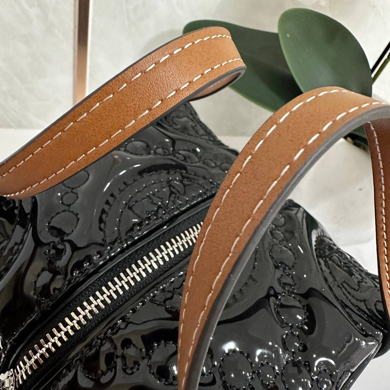 Tory Burch T Monogram Embroidered Patent Cube คอลเลคชั่นใหม่ รุ่นลิมิเต็ดรูปทรงใหม่ T Monogram สุดcube วัสดุหนังแท้ เปิด-ปิดด้วยซิป ภายในกว้าง มีช่องแยก 1 ช่อง สามารถใส่โทรศัพท์มือถือได้ทุกรุ่น สามารถถือหิ้วหรือสะพายได้ สายสามารถถอดและปรับระดับได้คะ