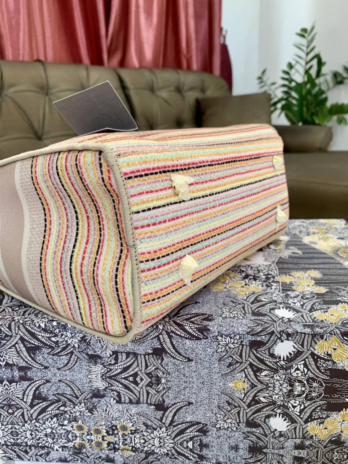 DIOR WOMEN MEDIUM LADY D-LITE BAG VIP GIFT WITH PURCHASE (GWP) พรีเมี่ยมกิ้ฟ Limited Edition จาก DIOR DUTYFREE COUNTER วัสดุหนังแท้ Calfskin หุ้มด้วยผ้า Cannage อีกชั้นและปักลวดลาย 'Dior Palm' กระเป๋า Lady D-Lite ผสมผสานความสง่างามและคลาสสิกที่เ