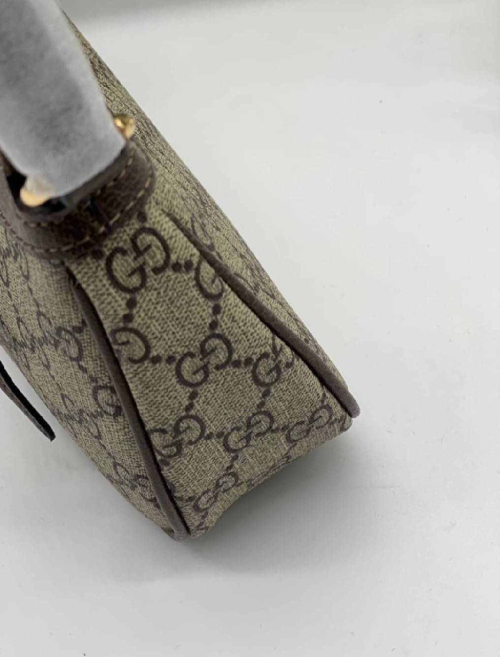 GUCCI Ophidia GG small handbag กระเป๋าสะพายไหล่ สุดคลาสสิกเข้าได้กับสาวๆ ทุกสไตล์ งานปั้มทุกจุดสวยน่าใช้ โทนสีใช้งานง่ายเป็นเอกลักษณ์แบรนด์ แมตช์กับเสื้อผ้าได้ง่าย เสริมลุคสาวมั่นได้ลงตัว