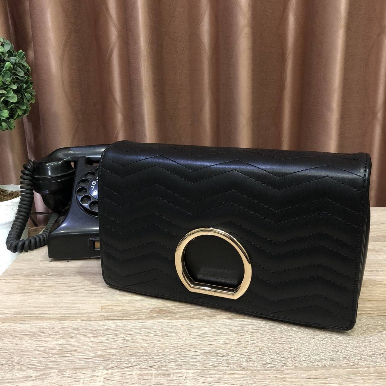 New 2018! PEDRO METAL DETAIL SHOULDER BAG กระเป๋าสะพายทรง คลัช ขนาดกำลังดี ดูหรูหรา หนังpuลายตะเข็บดีเทล สวยยค่ะ เปิด-ปิดด้วยแม่เหล็ก ภายในมี 2 ช่อง และช่องซิปเล็ก จุของได้เยอะ อยู่ทรงแข็ง สายสะพายมีที่รองบ่า จะสะพายหรือสายสามารถเก็บแล้วถือเป็นคลัชออกงาน 