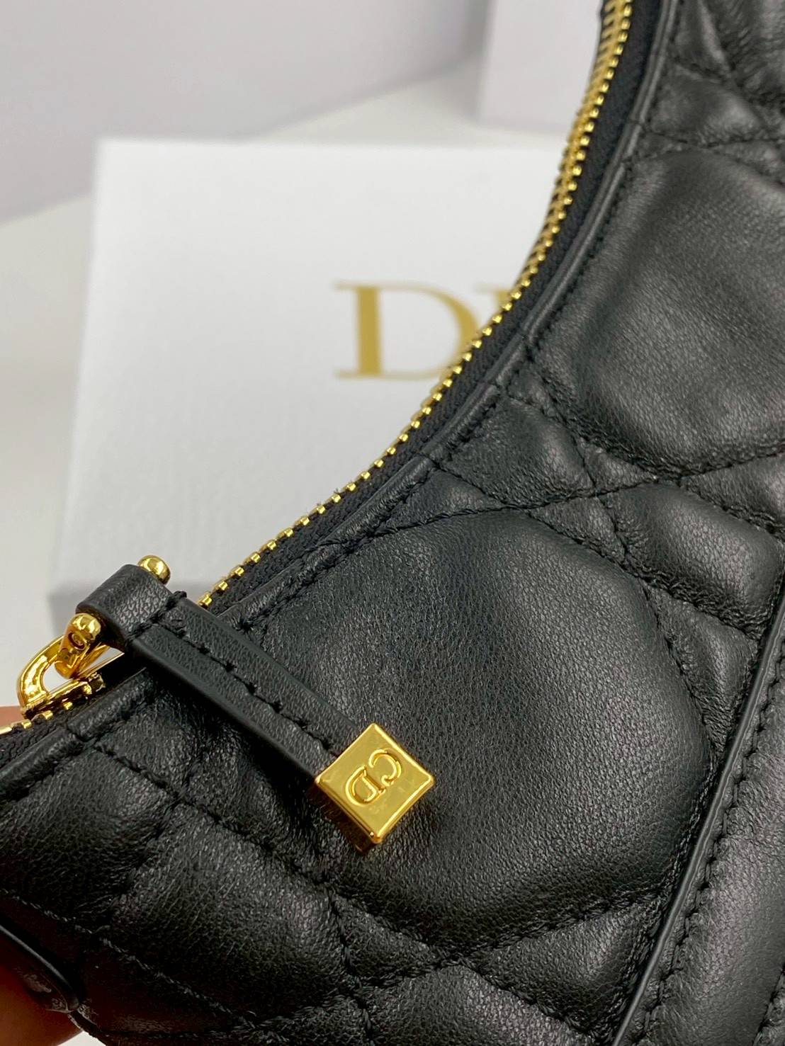 ORI หนังแท้ | DIOR Mini 30 Montaigne Cigale bag / DIOR Mini Miss Caro Cigale bag กระเป๋าสะพายไหล่ทรงโฮโบ ขนาดมินิเสริมไลน์ 30 Montaigne ด้วยรูปทรงทันสมัยและประณีตบรรจง