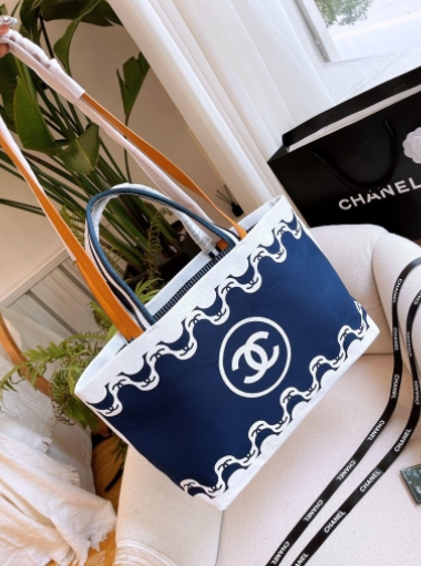 VIP 】CHANEL Spring Tote Blue Striped Beach Bag กระเป๋าทรง Shopping ใบใหญ่กำลังดี วัสดุผ้าแคนวาสตัดเย็บด้วยการเดินด้ายสวยงามเลอร์ค่ามาก สีน้ำเงินในลุคสดใส ไปทะเลได้แบบคูลๆ จุของได้เยอะ Rare items เด็ดๆแบบนี้ควรค่าเเก่การสะสมสาวก Chanel ห้ามพลาดค่ะ!