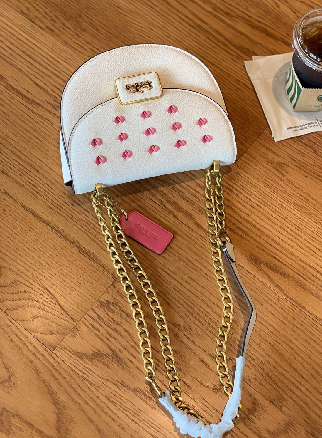 COACH ALIE SADDLE BAG JACQUARD IN SIGNATURE ((C4694//C3464)) พร้อมส่งที่ไทย รุ่นใหม่ล่าสุดค่ะ! กระเป๋าสะพายข้าง//ครอสบอดี้ร์//หรือทบสายคู่สะพายไหล่ได้ค่ะ วัสดุJacquard+หนังแท้ ได้สวยงามลงตัวมากๆ เปิดปิดกระเป๋าแบบกดล็อค มีอะไหล่โลโก้แบรนด์โดดเด่นปนคลาสสิค