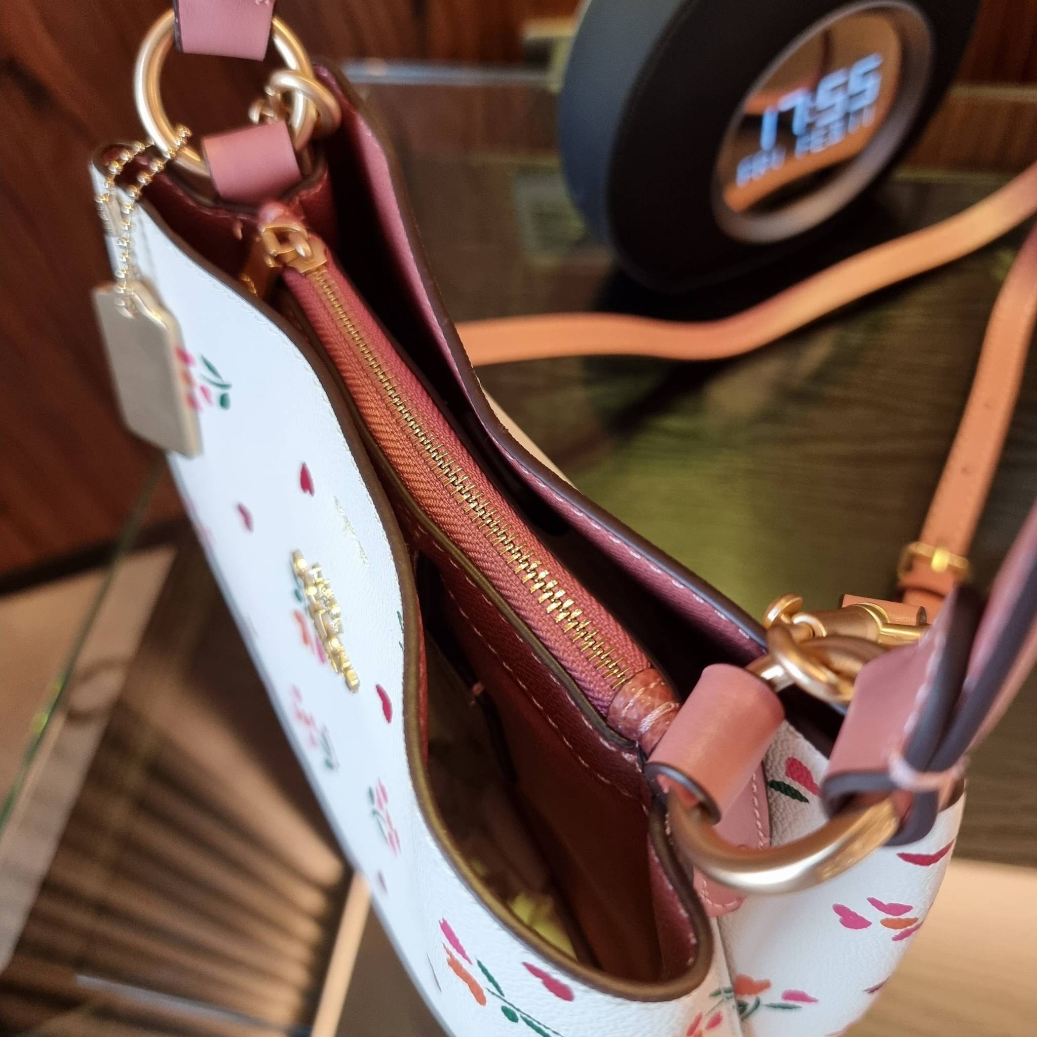 COACH C7976 SMALL TOWN BUCKET BAG WITH HEART PETAL PRINT 💕💜💕💝 คอลเลคชั่นใหม่ล่าสุด ที่พร้อมให้สาวๆได้สวยในเทศกาลแห่งความรัก กระเป๋าทรงบัคเก็ตไซส์เล็ก ดีไซน์ลวดลายสุดคิ้วท์ ช่อดอกไม้หัวใจ เห็นแล้วต้องปิ๊ง!! วัสดุหนัง pepble 