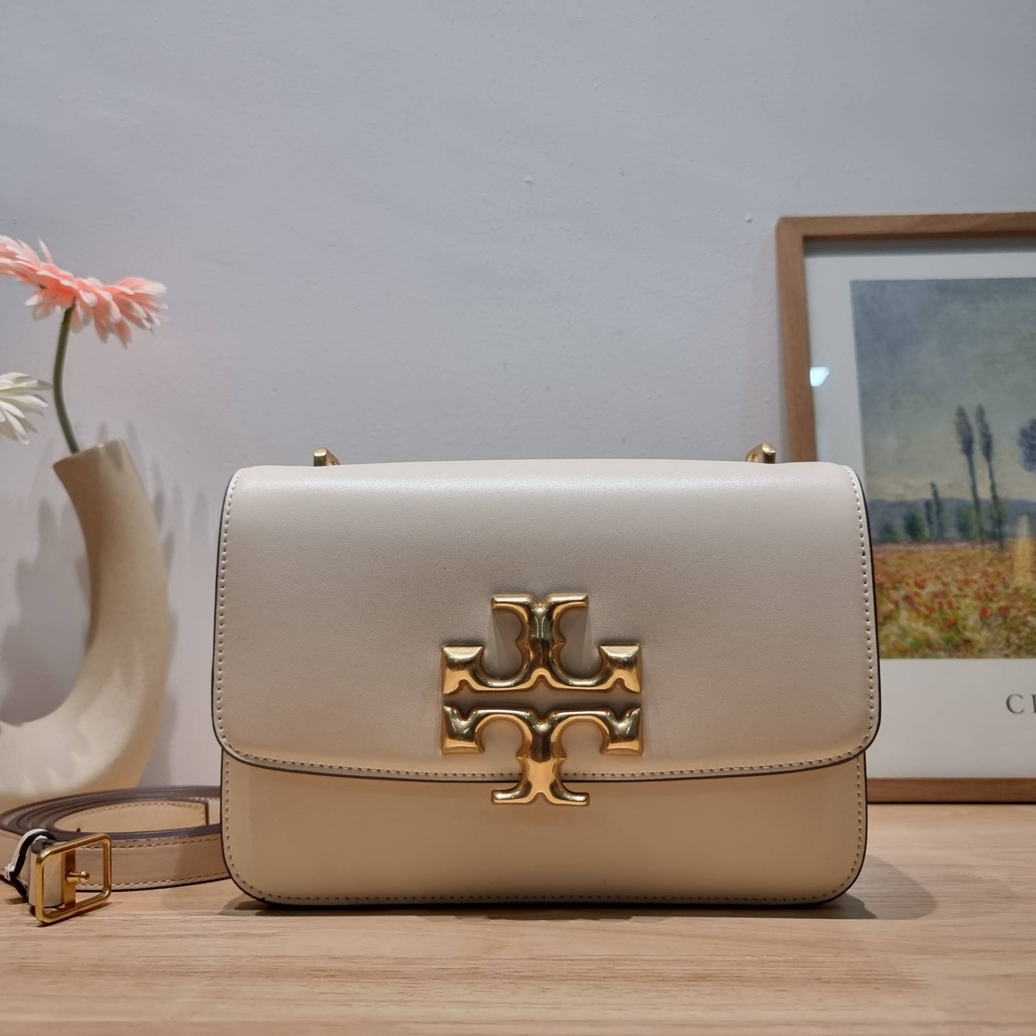 Tory Burch Bag / TORY BURCH ELEANOR CONVERTIBLE SHOULDER BAG รุ่นยอดนิยม กับไซส์ใหม่ ใหญ่จุคุ้ม! กระเป๋าสะพายข้าง ดีไซน์อยู่ทรง เรียบหรู! ผู้ดีกว่าใคร เปิด-ปิดด้วยแถบแม่เหล็ก