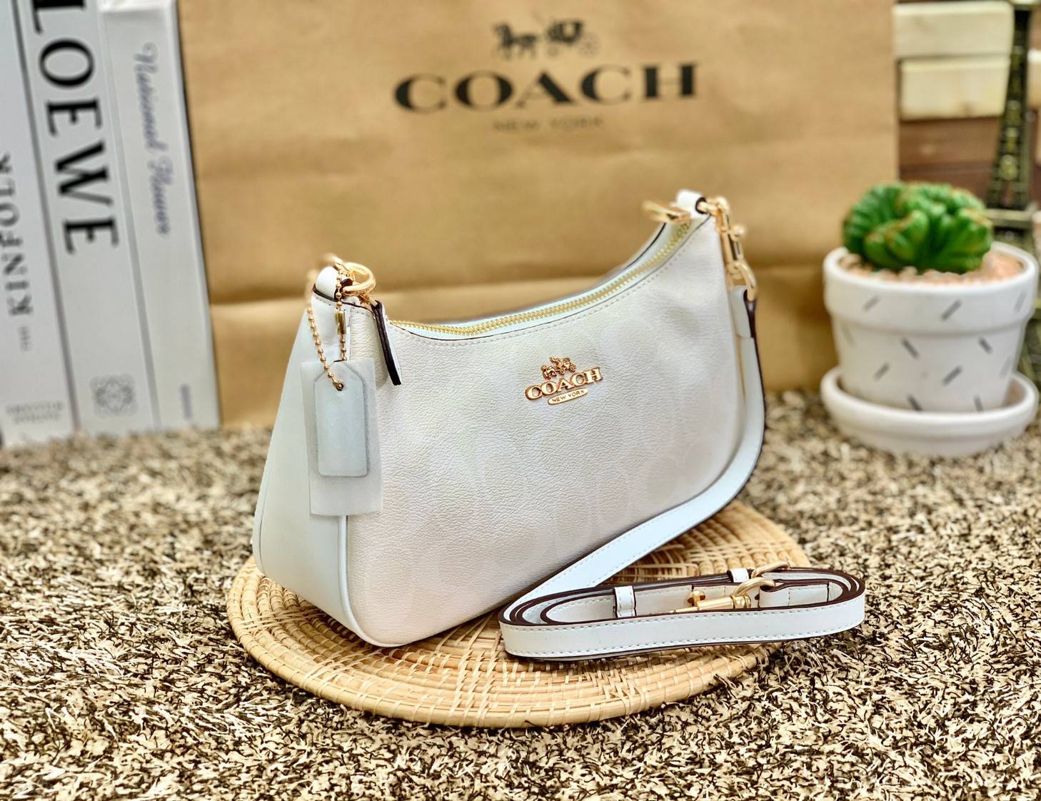 พร้อมส่งครบสี สวยทุกสีเลยค่า😘 ((CA173//CA209//CA548)) COACH TERI SHOULDER BAG 🔹กระเป๋าทรงพอช ในรูปแบบหนังแท้ หนังนิ่มสวยมากค่ะ