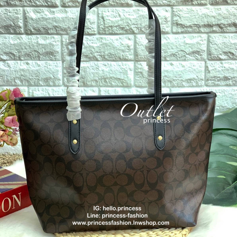 COACH CITY ZIP TOTE IN SIGNATURE BAG กระเป๋าถือหรือสะพายทรง tote ขนาดกำลังดี วัสดุหนัง pvc. เปิดปิดกระเป๋าแบบซิป ภายในกว้าง ใส่ iPad, A4 ของใช้ได้จุ มีช่องเล็ก และช่องซิปค่ะ Must Have!