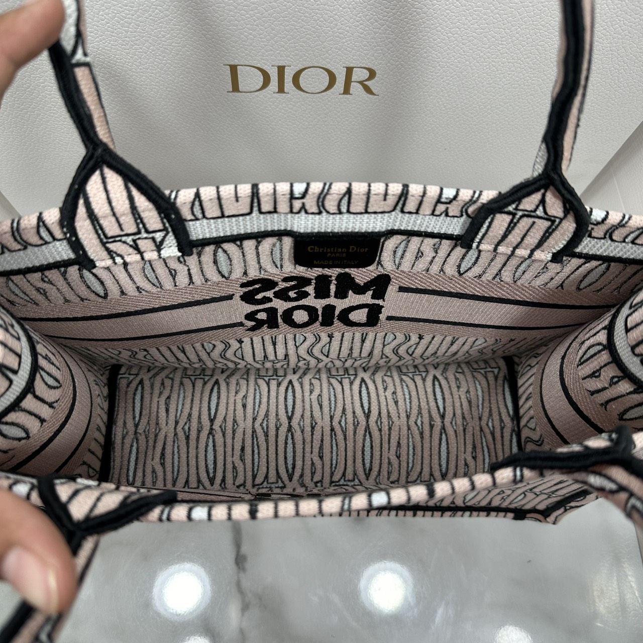 ORI หนังแท้ | Dior Miss Dior Allover Book Tote Handbag 14" กระเป๋าทรงโท้ทคอลใหม่ ดีไซน์ลวดลายกราฟฟิกสวยงามและหรูหราโดดเด่นไม่เหมือนใคร
