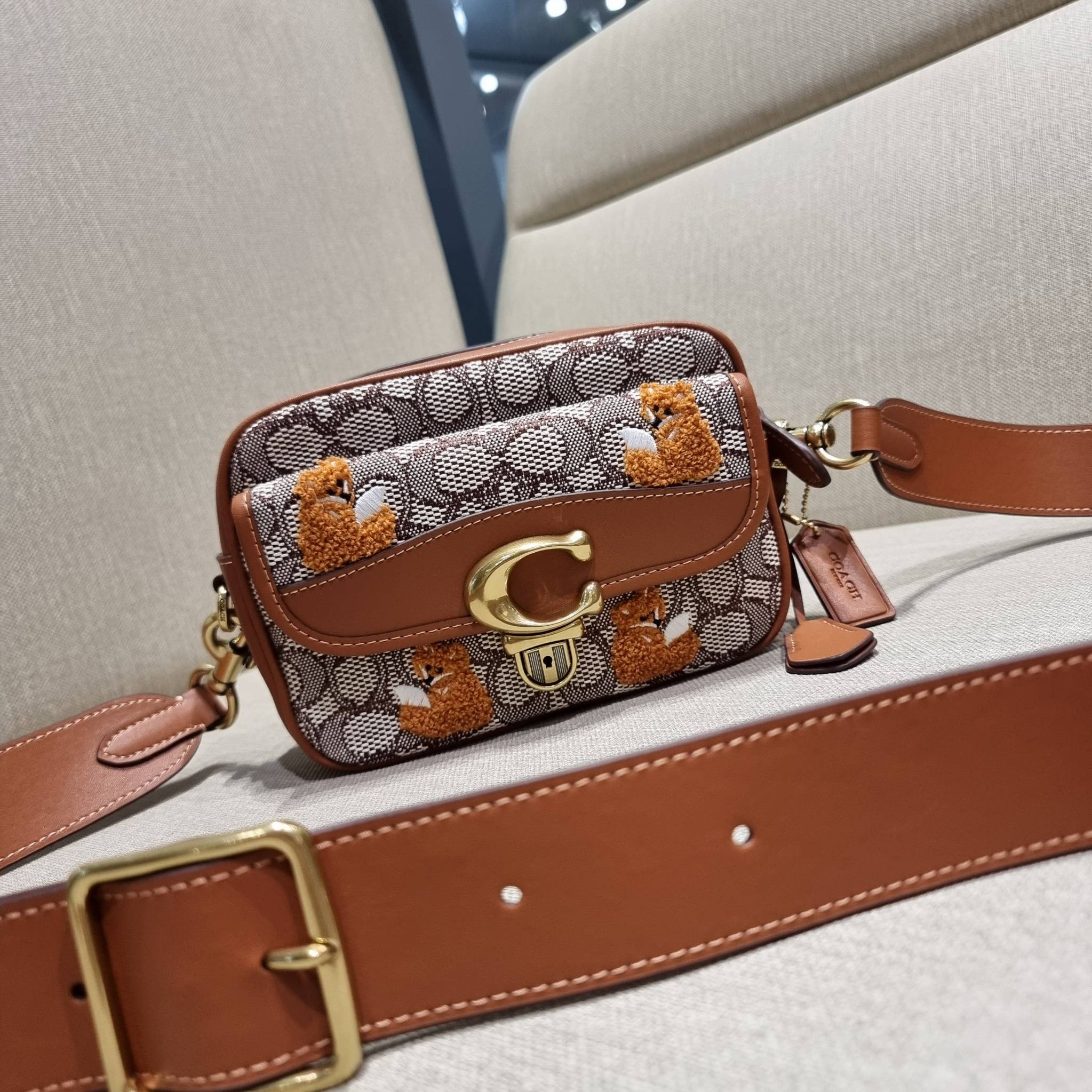 COACH C7764 STUDIO CAMERA BAG 19 IN SIGNATURE TEXTILE JACQUARD WITH CREATURES น้องเล็กใหม่สุดอีกหนึ่ง!! ขนาดเล็กกะทัดรัด มาแบบเลิศๆหรูๆมากแม่ พร้อมเทกเจอร์สุดคิ้วท์!! กระเป๋าสะพายข้างลุคไฮน์ ที่ดีไซน์ออกมาได้ปัง และดูแพงมากๆ ด้วยดีเทลคลาสสิคผสานความเป็นเอ