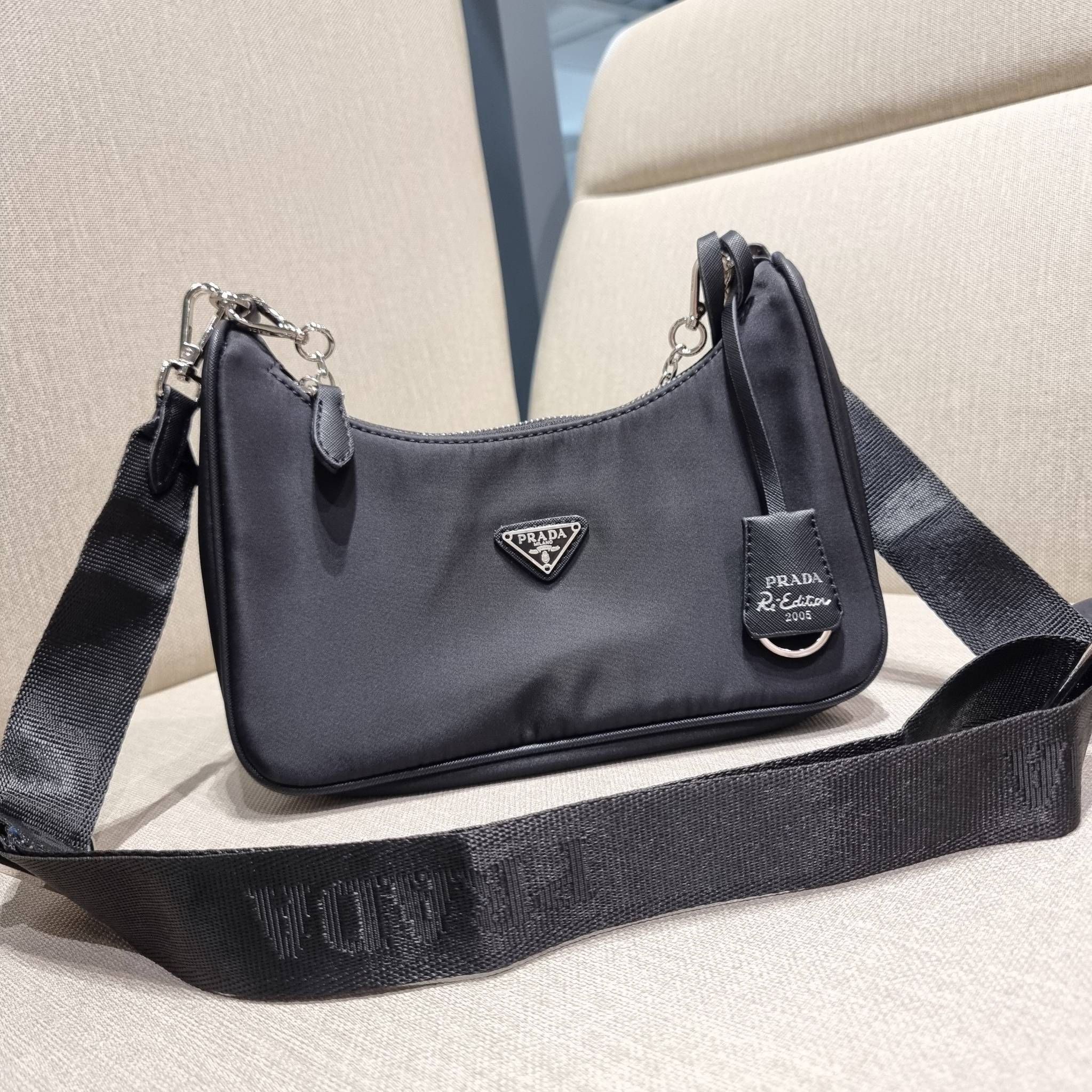 VIP 🥂 PRADA RE-EDITION 2005 RE-NYLON SHOULDER BAG ไอเท็มสุดปัง ที่ฮิตตลอดกาลไม่ว่าจะปีไหนๆ จัดให้ครบทั้งสีขายดีและสีใหม่ล่าสุด ที่สายคุณหนูห้ามพลาด!! กับกระเป๋าสะพายทรงคลาสสิค เหมาะเป็น everyday bag มากๆ วัสดุผ้าไนล่อนคุณภาพ พร้อมใบลูก ไว้ใส่เหรีย