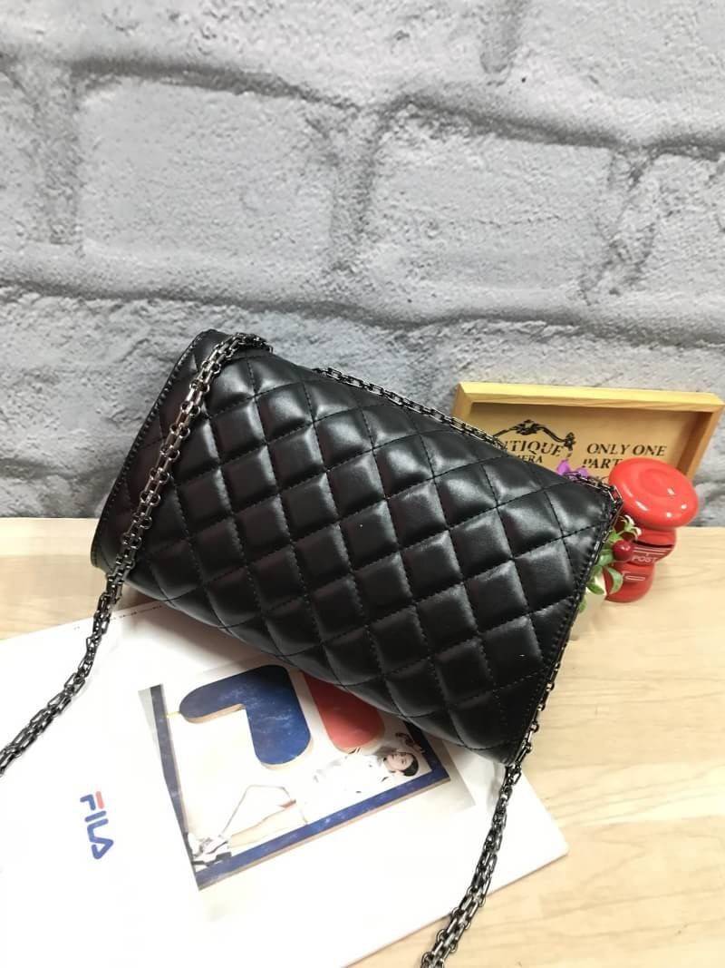ZARA chain shoulder bag กระเป๋าถือหรือสะพาย look like chanel ดีไซน์สวยหรูแบบตารางทั้งใบ หนังนิ่ม เปิดปิดด้วยตัวล้อคทันสมัย ภายในมีหลายช่องเป็นสัดส่วนสะดวกใช้ มีช่องซิปคั่นกลาง จุของได้เยอะใส่กระเป๋าสตางค์ใบยาวได้ ด้านหลังมีช่องใส่ของได้อีก1ช่อง น้ำหนักเบา