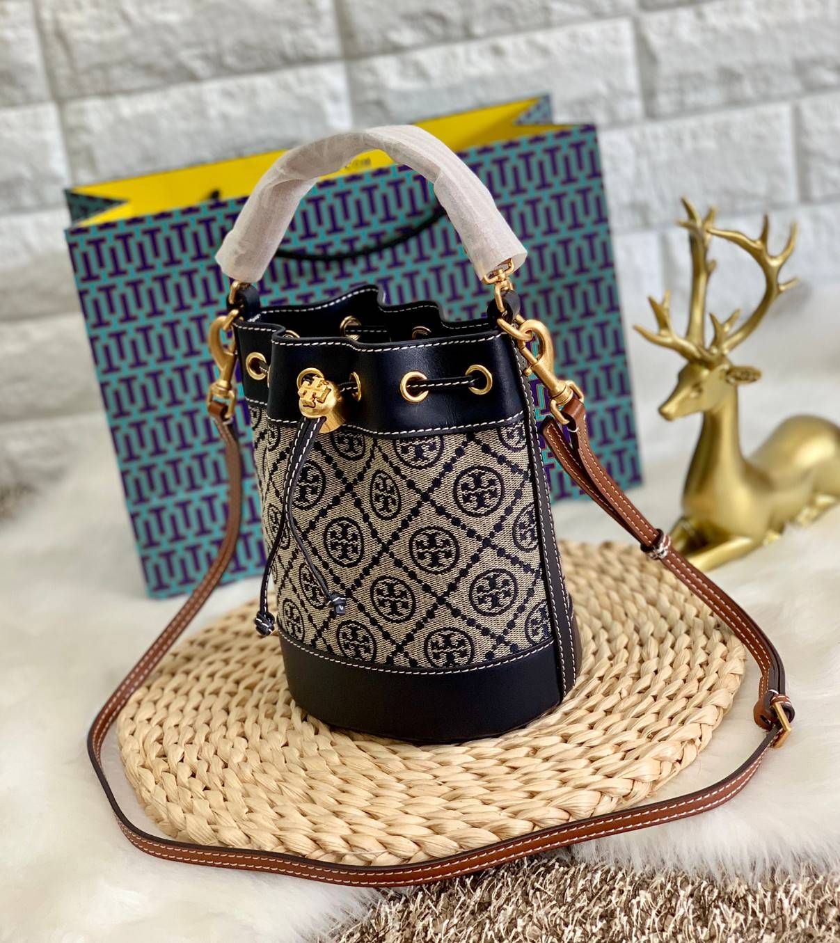 TORY BURCH T MONOGRAM JACQUARD MINI BUCKET BAG พร้อมส่งค่ะ! กระเป๋าทรงถังสุดฮิต ไม่ว่าลุคไหนๆก็สุดชิวว วัสดุผ้าJacquard+หนังแท้ ได้คลาสสิคมากๆค่ะ