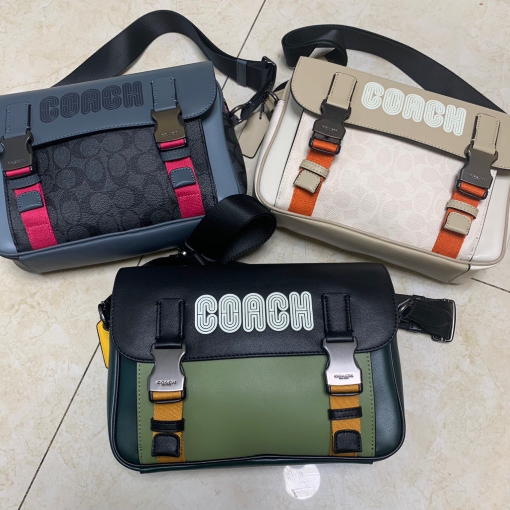 COACH TRACK CROSSBODY IN COLORBLOCK WITH COACH PATCH C6657 C8128 หล่อบอกต่ออีกหนึ่ง กระเป๋าสะพายทรงแมสเซ็นเจอร์ รุ่นเอาใจหนุ่มๆ ที่สาวๆก็อยากใช้!! ด้วยดีไซน์สีคัลเลอร์บล็อคที่โดดเด่น ทำให้ดูน่าใช้งาน วัสดุหนังแท้ สวยคมซ่อนหรู ฝากระเป๋ามีตัวล็อคแน่นหนา เปิ