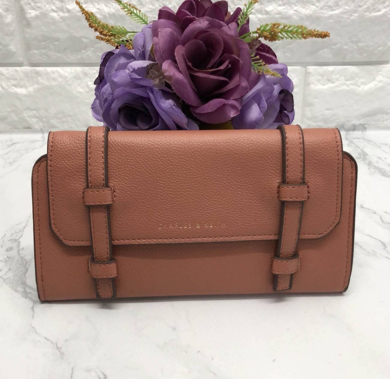 New arrival !!! CHARLES & KEITH STRAP DETAIL LONG WALLET BAG พร้อมส่งกระเป๋าสตางค์รุ่นใหม่ชนช็อป วัสดุหนังคาร์เวียสวย ดีไซน์เก๋แบบสายหนังคาดด้านหน้า เปิดปิดกระเป๋าแบบแม่เหล็ก ภายในมีช่องใส่ธนบัตร และช่องใส่บัตรถึง 10 ช่อง มีช่องซิปกลาง ด้านหลังกระเป๋ามีช่