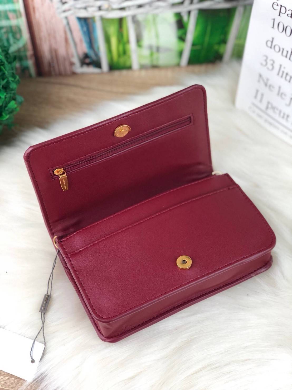 New Collection 2019! CHARLES & KEITH CHAIN RIMMED CLUTCH กระเป๋าสะพายคอลเลคชั่นใหม่ แต่งโซ่รอบกระเป๋าสีทองสวยหรูมากๆ ด้านหน้าปั๊มโลโก้แบรนด์ เปิดปิดด้วยกระดุมแม่เหล็ก ด้านในมีช่องด้านหน้า ช่องใหญ่และช่องซิป 1 ช่อง สามารถใส่โทรศัพท์ iPhone plus ได้ค่า และย
