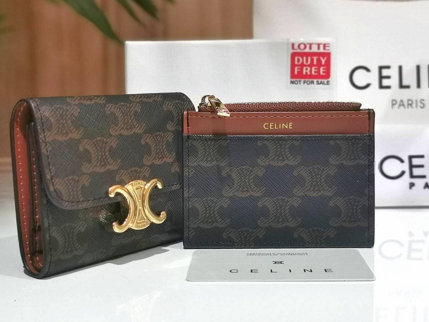 VIP 】CELINE SHORT WALLET VIP GIFT WITH PURCHASE GWP พรีเมี่ยมกิ๊ฟ Limited จาก CELINE HAUTE PARFUME DUTYFREE COUNTER วัสดุ Triomphe Canvas รุ่นใหม่เปิดปิดฝาพับกระดุม ภายในมีช่องแบ่งหลายช่อง ช่องใส่บัตรหลายช่อง ช่องใส่ธนบัตรใส่แบงก์พันได้เหมือนกระเป๋าสตางค์