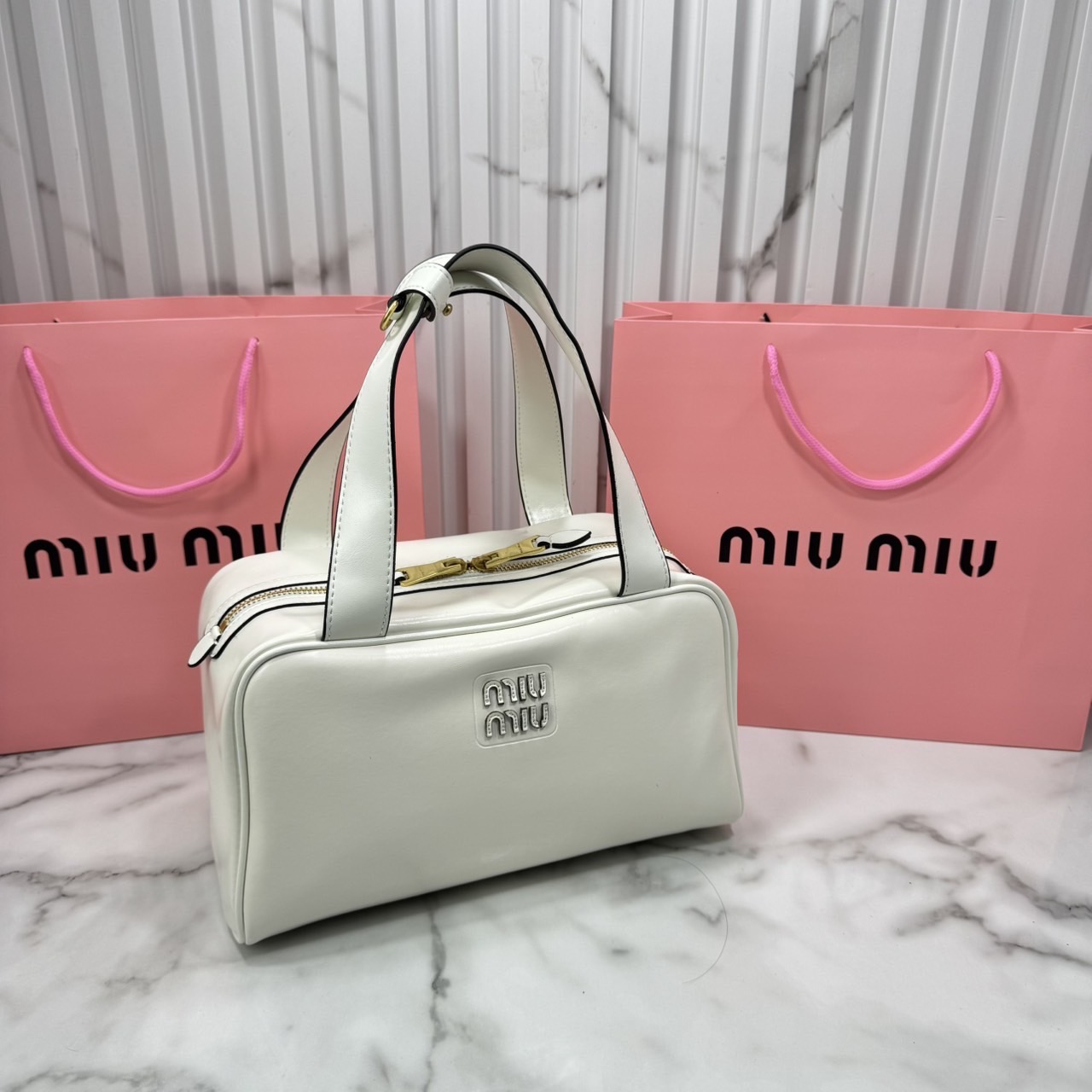 ORI หนังแท้ | Miu Miu Leather top-handle bag กระเป๋าสะพายทรง keepall เรียบแต่ฟาด หรูหราทุกองศา ใครเห็นก็ต้องเหลียว