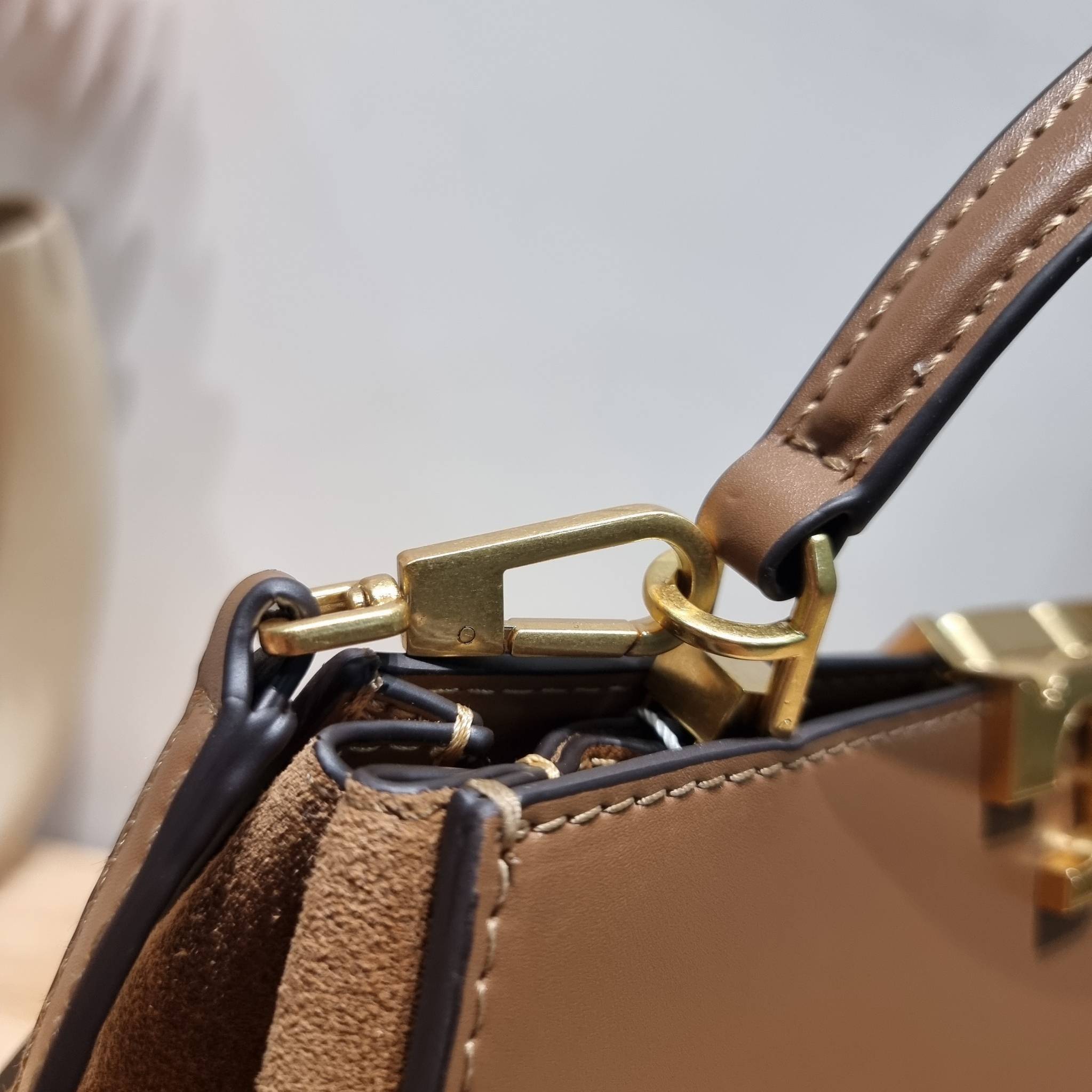 TORY BURCH ELEANOR SPAZZOLATO SATCHEL ใหม่และดูดีเกินต้าน กับกระเป๋าถือทรงสวย ใบใหญ่ ดีไซน์ผู้ดีเรียบหรู ถือขับผิวไปเลยทุกสี สวยคม มาพร้อมหูจับในตัว