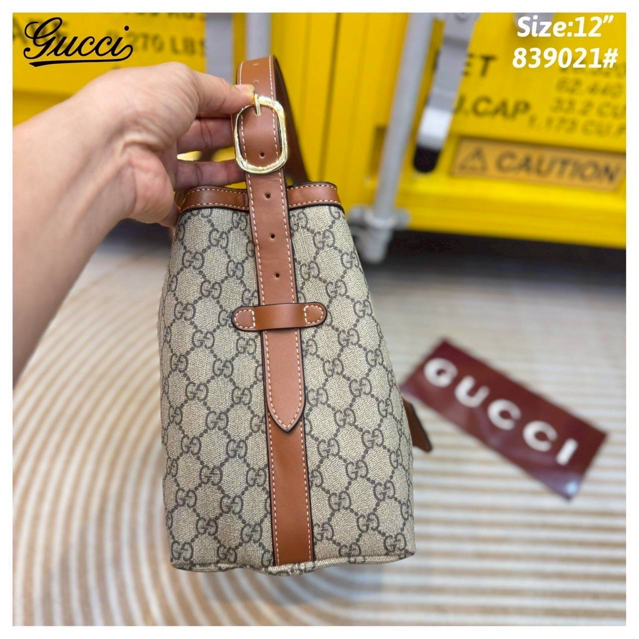 Gucci Padlock large shoulder bag กระเป๋าสะพายใบใหญ่ ในคอลเลกชั่น Pre-Fall 2025 แพดล็อกนำเสนอรูปทรงร่วมสมัยที่สามารถใช้งานได้หลากหลายสไตล์ สวยผู้ดีรูปทรงใช้งานง่าย วัสดุหนังแคนวาส