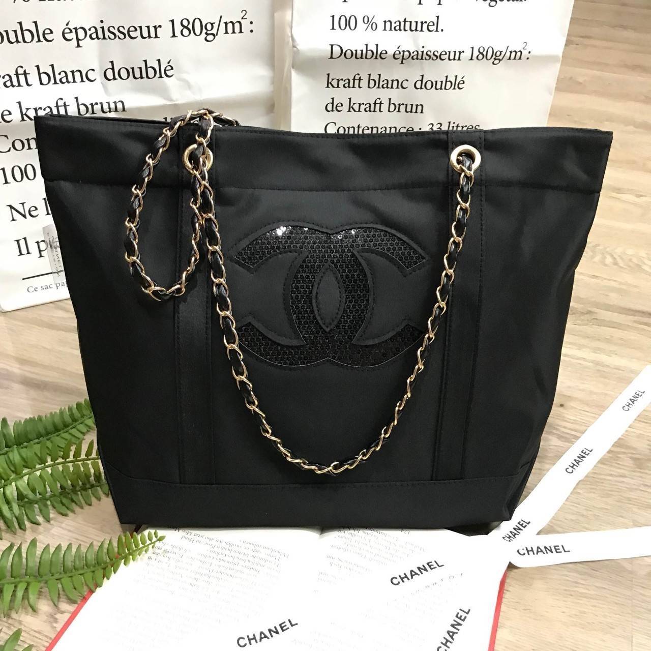 Chanel Beaute Black Sequin Shopping Bag VIP Gift With Purchase (GWP) กระเป๋าสะพายทรง Shopping VIP. gift & Limited Edition ของแท้นำเข้าจากเคาน์เตอร์ Chanel Beaute ใบใหญ่กำลังดี ประดับเลื่อมสีดำ โลโก้ CC ทั้ง 2 ด้าน เปิดปิดด้วยกระดุมแม่เหล็ก มาพร้อมสายโซ่ทอ