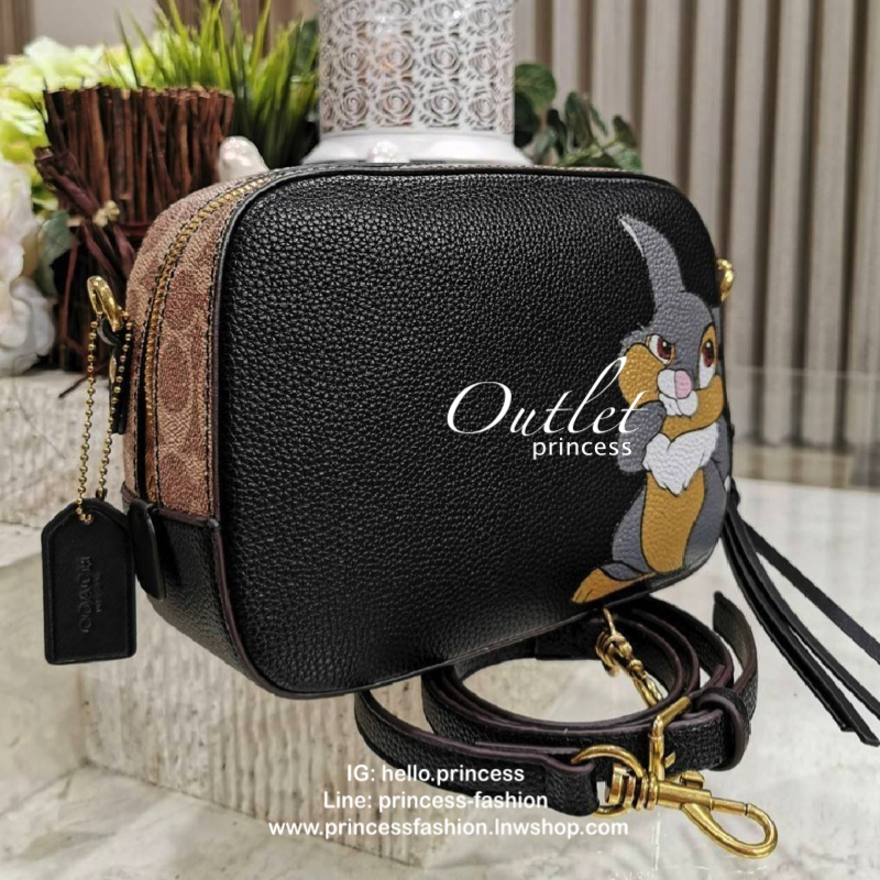 DISNEY X COACH Crossbody Bag 2019 New collection & Limited collection กระเป๋าสะพายขนาดกำลังน่ารัก วางอยู่ทรง วัสดุหนัง ลายตัวการ์ตูน Disney 3 charactors เปิดปิดด้วยซิป ภายในโล่ง ใส่ wallet ยาว มือถือได้ทุกรุ่นมีช่องเล็ก และช่องซิป พร้อมสายสะพายยาว ถอด ปรั