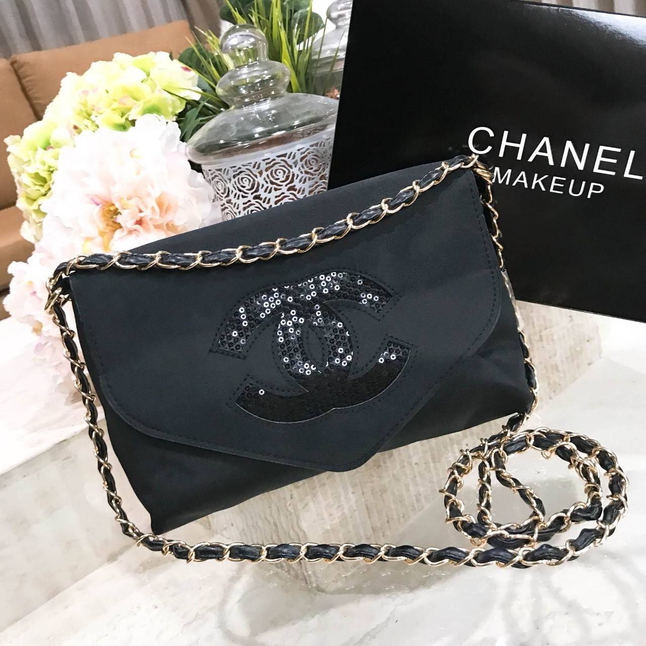 Chanel Envelope Cosmetic Bag With Chain VIP Gift With Purchase (GWP) VIP. gift แท้จาก Chanel Cosmetic Counter ดีไซน์รูปซองจดหมาย วัสดุ Nylon & Polyester 100% อยู่ทรงสวยอด้านหน้า ประดับโลโก้แบรนด์วิ๊งๆ สวยหรูดูดี เปิดปิดด้วยฝาปิด พร้อมซิปแบรนด์อะไหล่ทอง ซั