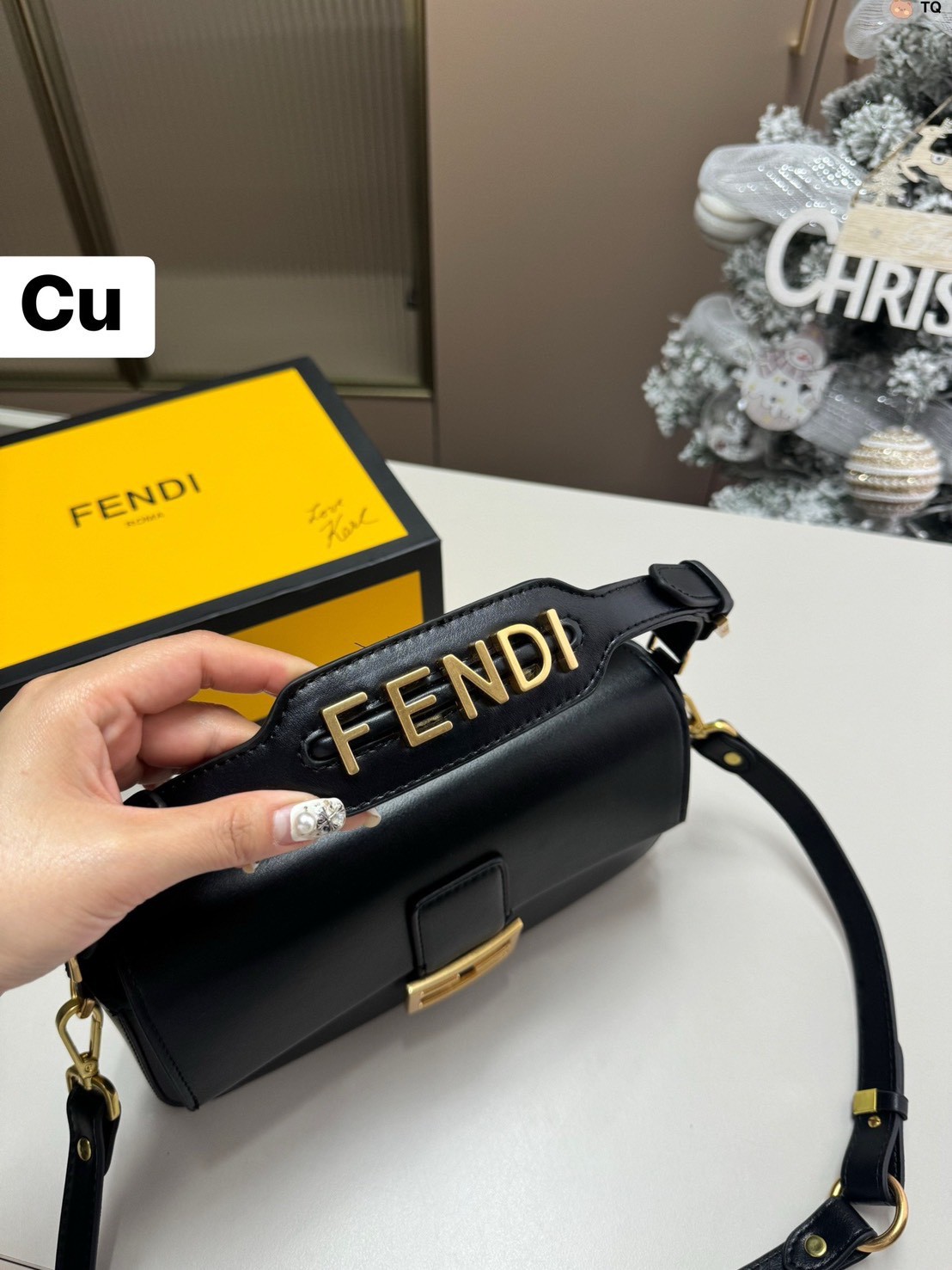 FENDI Baguette Leather Bag กระเป๋าสะพายทรงแบคเกตต์ หนังเรียบสวย อีกหนึ่งรุ่นใหม่ ปังไม่ไหวจ้าแม่!! เรียบหรูและคลาสสิคในตัว มาพร้อมสาย 2 แบบ สำหรับคล้องแขน และสายครอสบอดี้