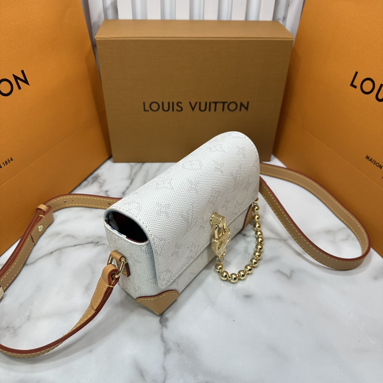 ORI หนังแท้ | LV Steamer crossbody bag Monogram Canvas / LV Trunk Bag กระเป๋าสะพาย กระเป๋าสตางค์แบบสะพายรุ่น Steamer รังสรรค์จาก Monogram แคนวาส แต่งขอบหนัง Aged Natural และฮาร์ดแวร์สีทอง