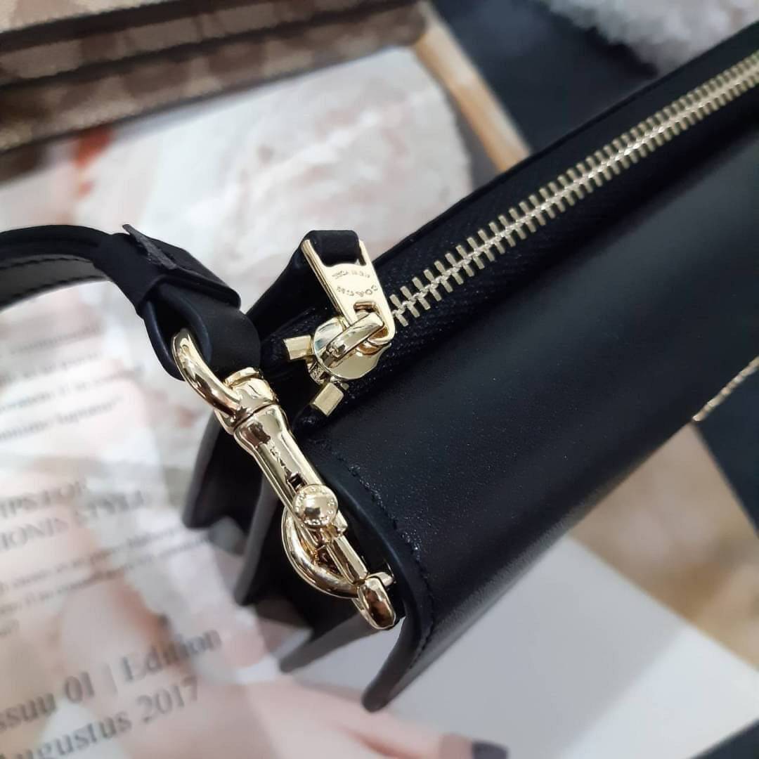 ของแท้ COACH 78229 FOLDOVER WRISTLET IN SIGNATURE CANVAS ไอเท็มที่ต้องมี!! 😎 ใบนี้เลย!! คลัทช์คล้องมือ ถอดสายได้