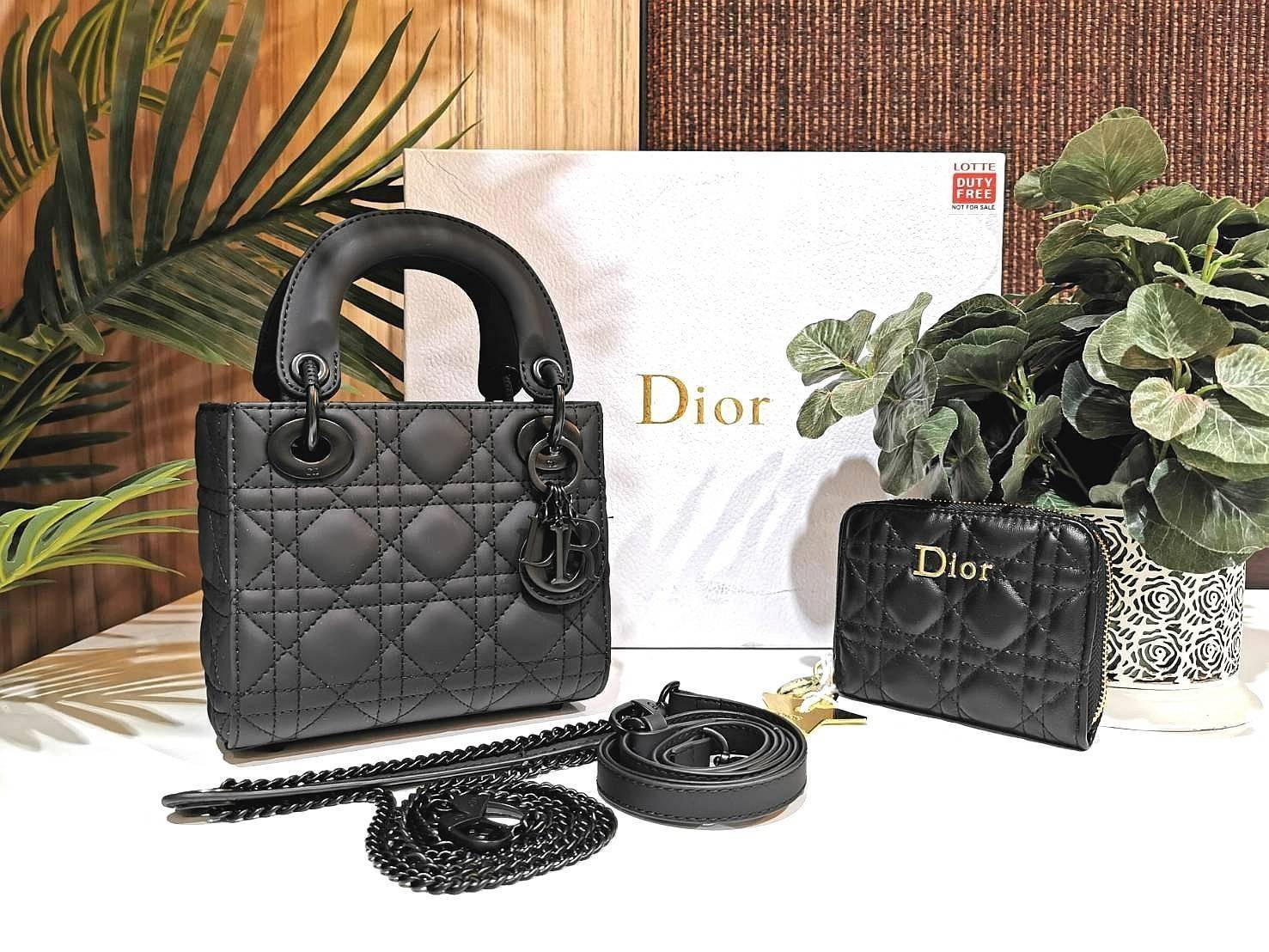 CHRISTIAN DIOR MINI BAG VIP GIFT WITH PURCHASE พรีเมี่ยมกิ้ฟรุ่น Limited สวยหรูดูดีอลังการเซตสุดคุ้มได้ทั้งกระเป๋าสะพายหนัง Calfskin + กระเป๋าสตางค์สั้น + Dior Gold Star ครบชุด ไอเท็มใหม่ล่าสุดน่าใช้น่าสะสม สินค้ามาพร้อมกล่องแบรนด์ จะซื้อใช้เองหรือมอบเป็น