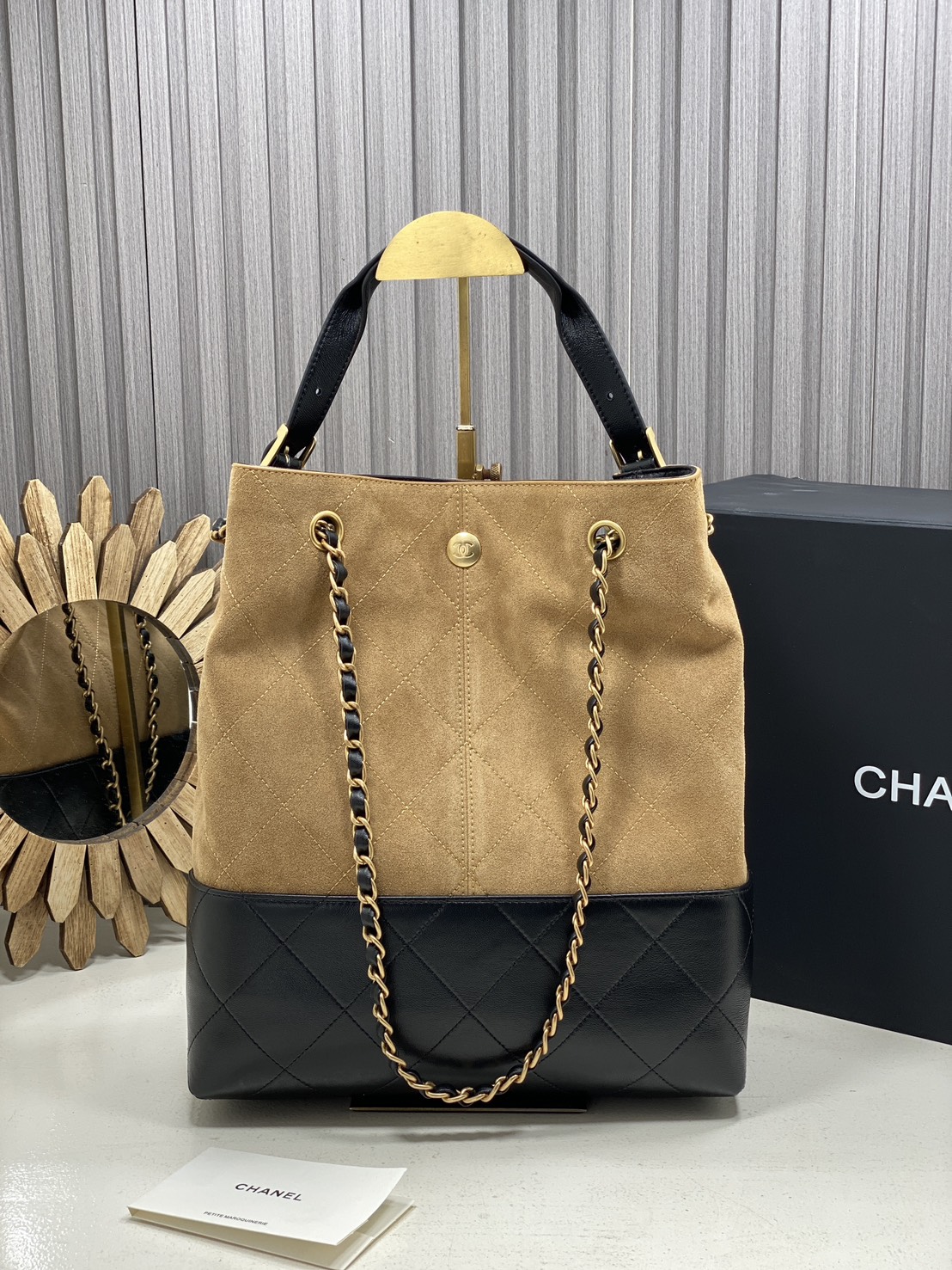 ORI หนังแท้ | CHANEL Shopping Bag 25A Suede Bag กระเป๋าช้อปปิ้งทรงโท้ท ดีไซน์ใหม่ทรงยาว หนังกลับสีทูโทน ในคอล Métiers D'art 2024/25 ดีไซน์ใหม่หนังกำมะหยี่โทนน้ำตาล ใช้งานง่าย สวยหรูดูแพง