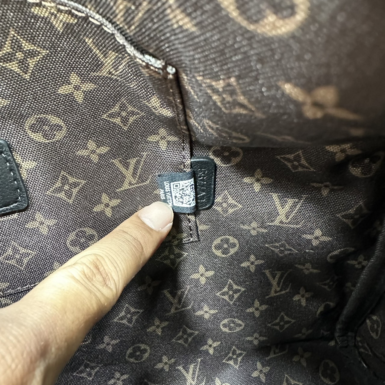 ORI หนังแท้ | LV Express MM Bag 30cm กระเป๋าสะพายทรงหมอนสปีดี้ดีไซน์ใหม่ล่าสุด โฉบเฉี่ยว แต่งคาดหน้าโมโนแกรมโดดเด่น ตัวกระเป๋าสีพื้นตัดกันอย่างลงตัว พร้อมหูแบบจับยาวถอดได้จะถือหรือคล้องไหล่ก็เก๋