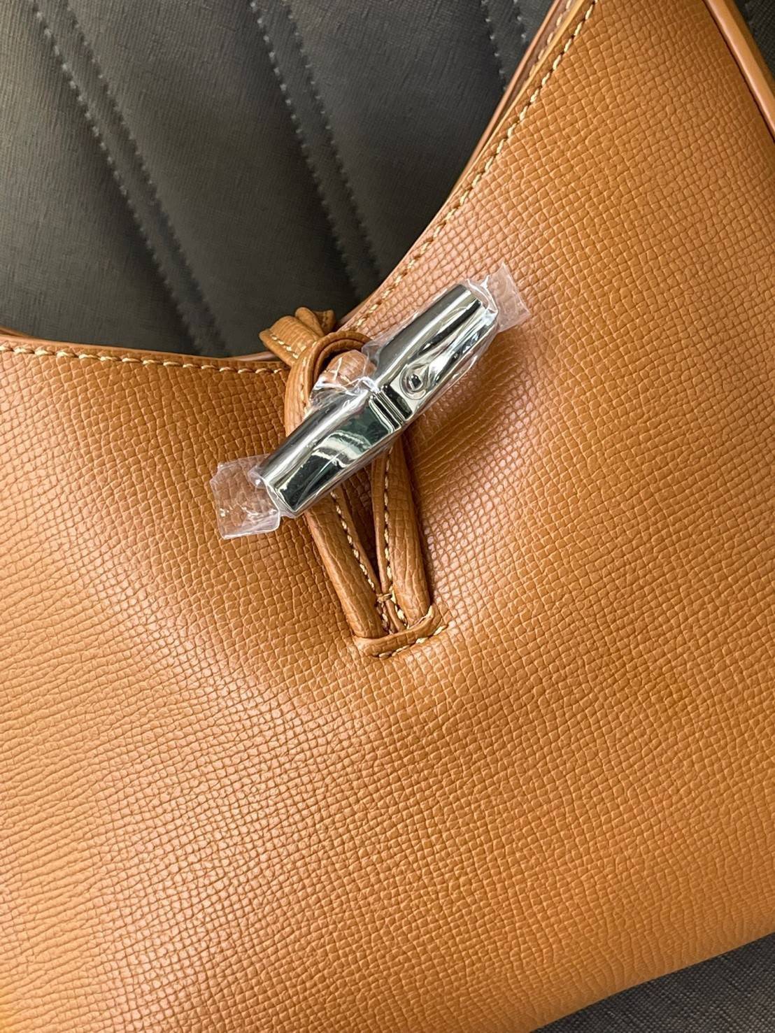 Longchamp ROSEAU Sac porté épaule XS กระเป๋าสะพายไหล่ซึ่งเป็นหนึ่งในแฟชั่นไอเทมที่สาว ๆ ส่วนใหญ่จะต้องมีไว้ใช้งานกันอย่างน้อยคนละหนึ่งใบแน่นอน ใช้งานสะดวก คล่องตัว ทั้งยังมีดีไซน์ให้เลือกหลากหลายตั้งแต่แบบหรูหรา น่ารักสดใส ไปจนถึงเรียบโก้ ให้คุณเลือกหยิบม