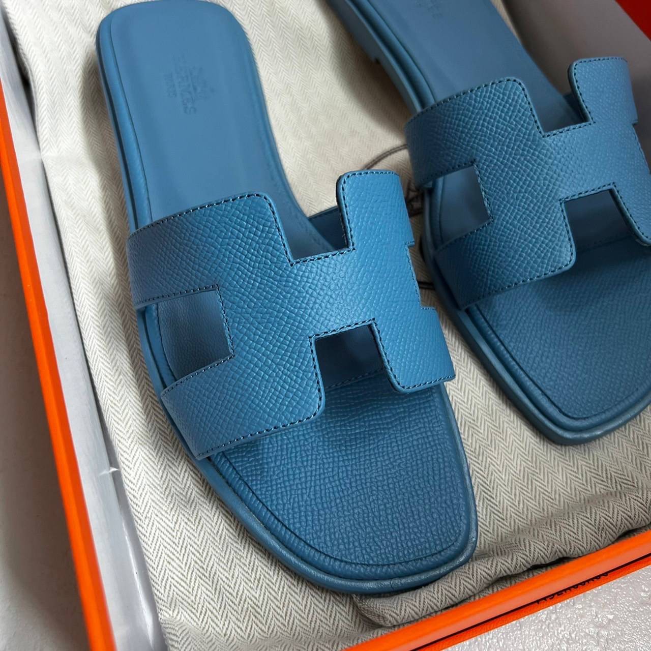 หนังแท้ Hermes sandal Epsom leather รองเท้าแตะงานสั่งตัตใช้สลับแท้ เกรดออริจินอล 1:1 เกรดเหมือนสุด มี series code ทุกคู่ งานตัดเย็บปราณีตละเอียด ใส่สบาย ไม่ลื่น ใช้ทนนาน เกรดนี้คุ้มมาก ไม่ผิดหวังค่ะ ภาพสินค้าถ่ายจากงานขายจริง ใช้งานต่างประเทศได้