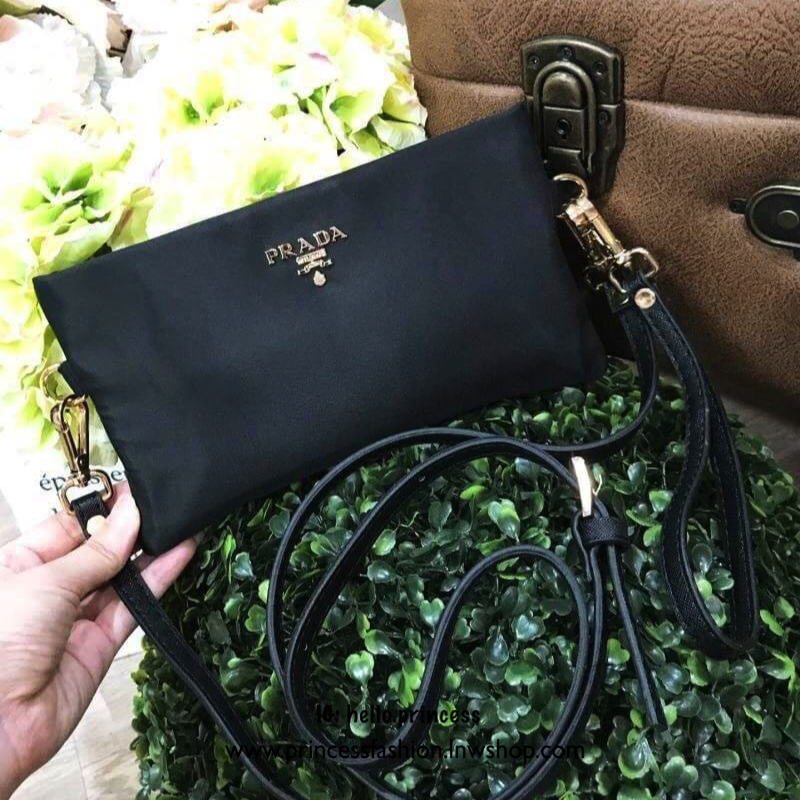 PRADA NYLON CROSSBODY BAG VIP GIFT WITH PURCHASE (GWP) พรีเมี่ยมกิ้ฟจากเคาน์เตอร์แบรนด์ต่างประเทศรุ่น Limited วัสดุ Nylon & Polyester ด้านหน้ามีโลโก้แบรนด์อะไหล่ทองคุณภาพดีตามแบบฉบับของแบรนด์ ขนาดกำลังดีเปิดปิดด้วยซิปแบรนด์ ภายในมีช่องซิปพิเศษ! มาพร้อมสาย