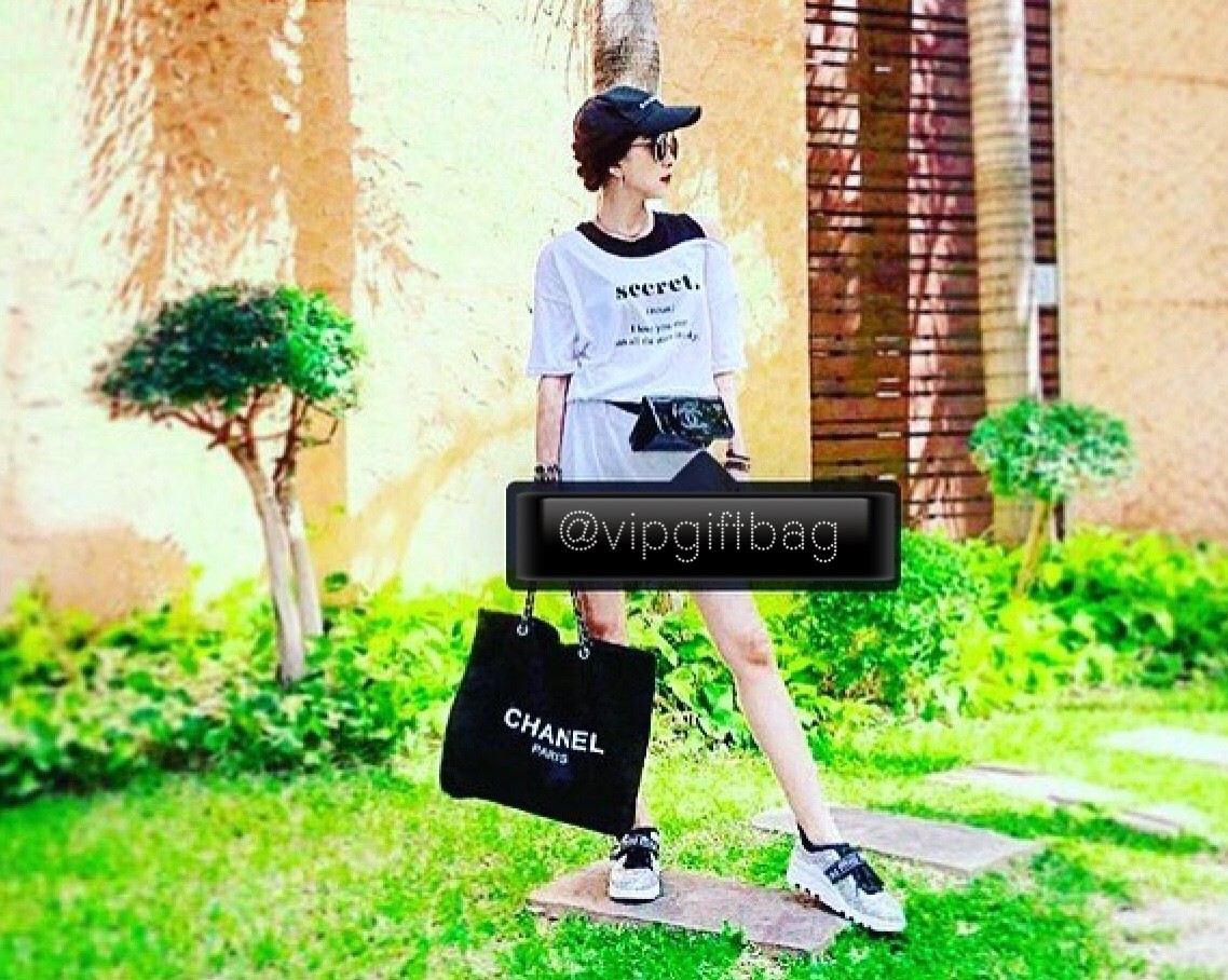 อะไหล่เงิน New Arrival!! พร้อมส่งที่ไทย ตามคำเรียกร้อง CHANEL VIP CANVAS TOTE BEAUTY GIFT TOTE CANVAS GOLD HARDWARE CHAIN STRAPS วัสดุทำจาก **ผ้าแคนวาสหนา บุด้วยผ้าซับอีกชั้น ด้านหน้ามีโลโก้แบรนด์ ตรงอะไหล่ปั้มแบรนด์ทุกจุด ตัวสายทำจากโซ่ เรียบ หรู ดูดี ใส