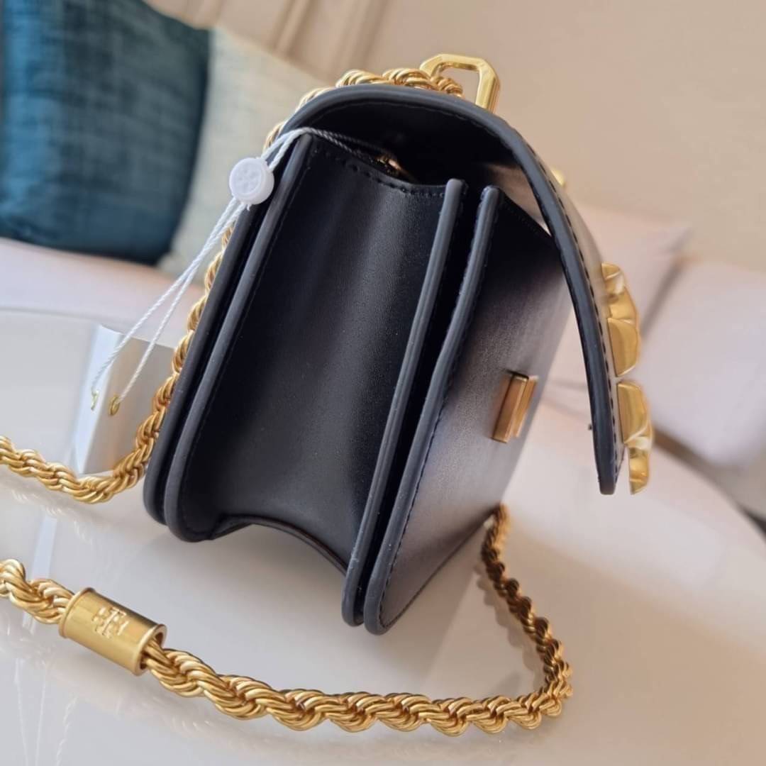 TORY BURCH ELEANOR SMALL CONVERTIBLE SHOULDER BAG ฮอตไอเท็ม รุ่นนี้ขายดีขายหมด สวยหรู คุณหนู ผู้ดี!! หายากมากแล้วน้า กระเป๋าสะพายข้าง ดีไซน์อยู่ทรง ขนาดกำลังสะดวกใช้สำหรับสาว วัสดุหนังแท้เต็มใบ สีทูโทน เปิด-ปิดด้วยแถบแม่เหล็ก ภายในแบ่งสัดส่วนได้เป็นอย่างด