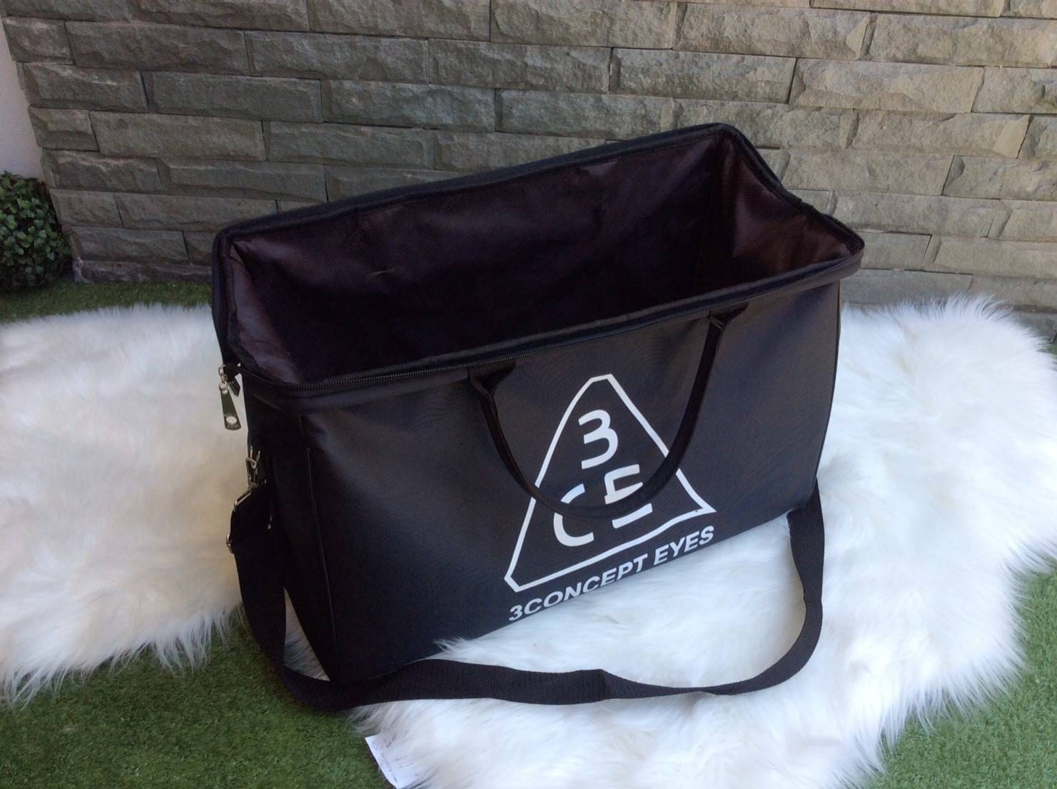 Don't Miss! กระเป๋าเดินทางแบรนด์ดัง 3CE ของแท้จากเกาหลีวัสดุ NYLON เนื้อหนาสีดำสกรีนโลโก้ 3CE ด้านหน้า หูหิ้วหนังแข็งแรงสะพายไหล่ได้ ใบใหญ่จุใจใส่เสื้อผ้า รองเท้าของใช้ได้เยอะ น้ำหนักเบา ดูแลรักษาทำความสะอาดง่าย เปิดปิดด้วยซิปสะดวกใช้ ภายในมีช่องเล็ก