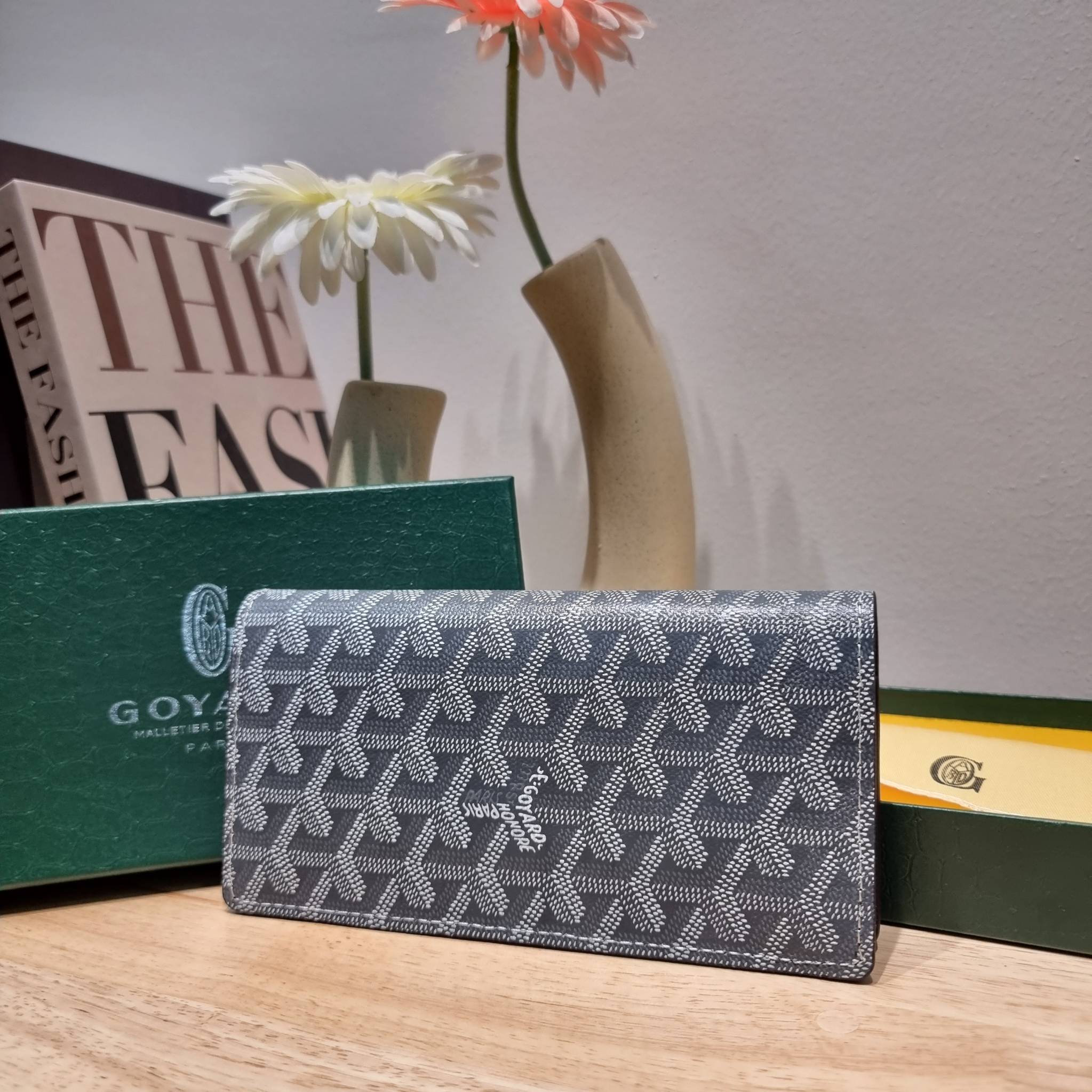Goyard Bi Fold Long Wallet / GOYARD FLAP WALLET / Goyard Long Wallet กระเป๋าสตางค์ใบยาว รุ่น unisex ที่ใช้ได้ทั้งหนุ่มๆและสาวๆ ไอเท็มนี้ตอบโจทย์สำหรับคนที่ชอบเก็บบัตรเยอะๆ