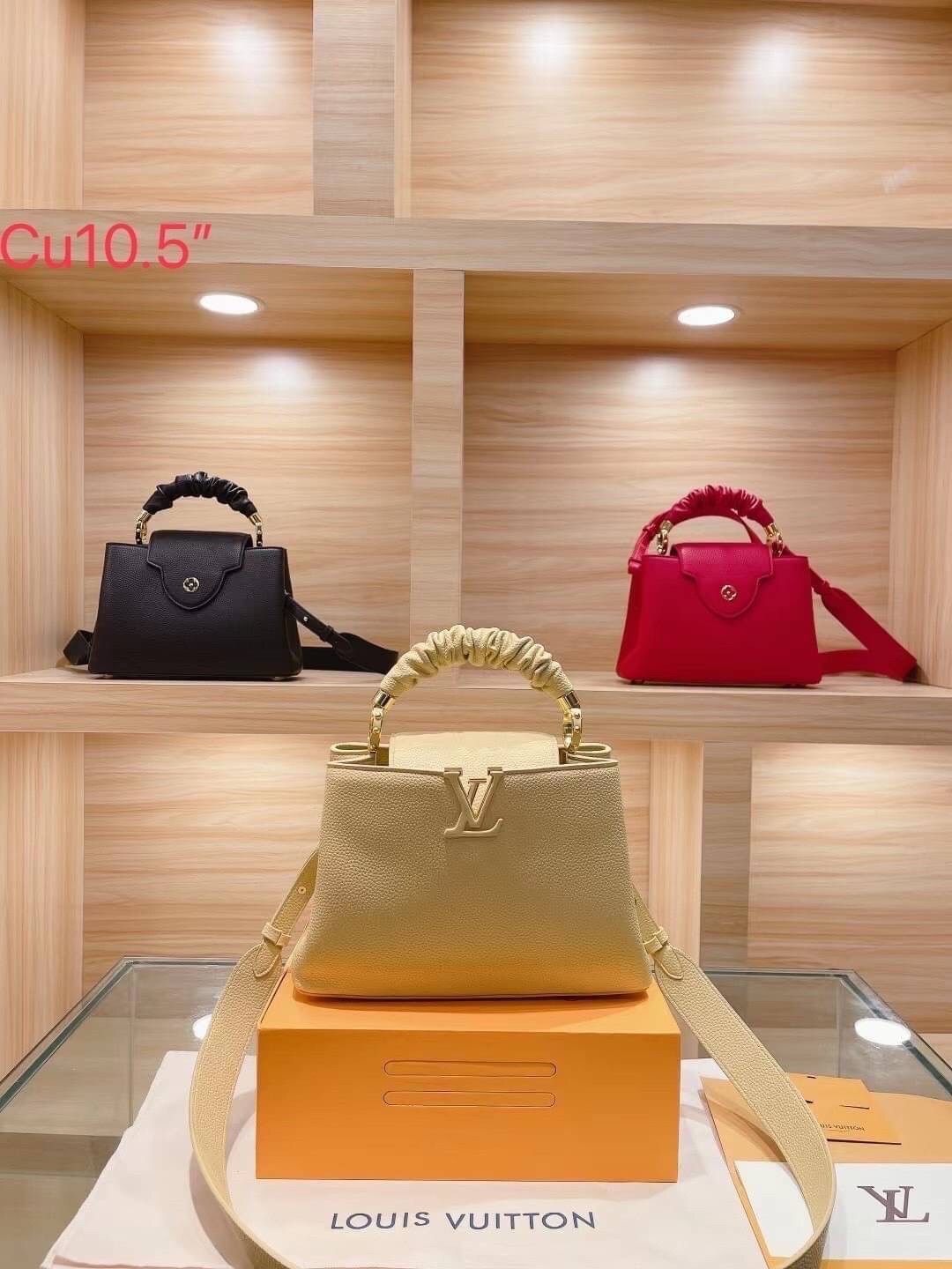 LV CAPUCINES BB top handle ที่สุดของความสวยในราคาเบาๆ กระเป๋าถือสุดหรู มาพร้อมหูจับหนังจับย่น ดีไซน์ทรงคลาสสิค ดีงามม้ากกกก!! ด้วยรูปทรงวินเทจ พร้อมส่งครบ box set ในราคาที่คุ้มที่สุด จัดเถอะค่า ยืนยันว่าสวยคุ้ม!!