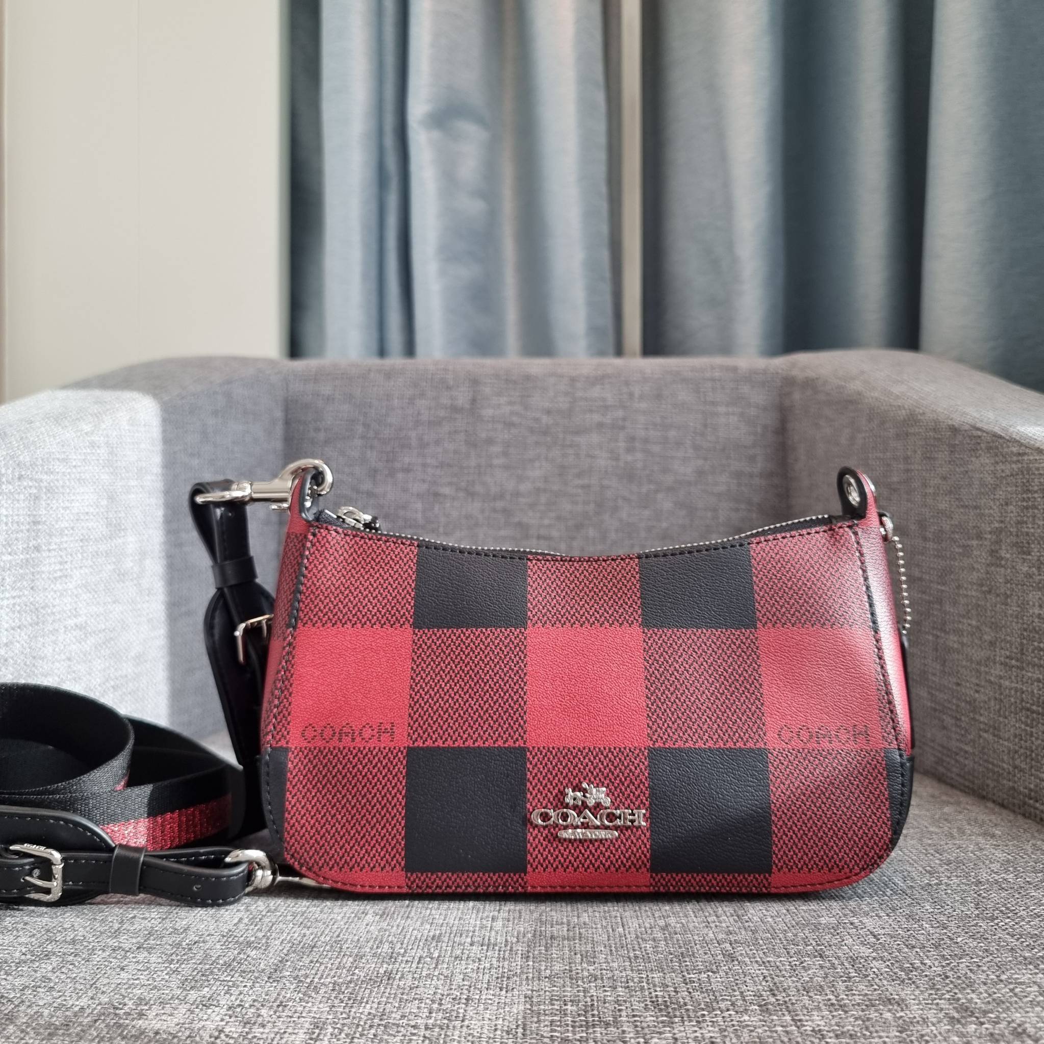 OUTLET 】COACH C6818 JES BAGUETTE WITH BUFFALO PLAID PRINT คอลเลคชั่นใหม่ล่าสุด พร้อมเสิร์ฟความสวยถึงบ้านเช่นเคย!! กระเป๋าสะพายทรงบาแกตต์ ดีไซน์ย้อนยุค ที่แอบแฝงความเรียบหรูดูแพงอยู่ในตัว โดดเด่นด้วยสายสะพายเส้นใหญ่ โทนสีคอนทราส ทำให้ไอเท็มนี้ดูมีลูกเล่นมา